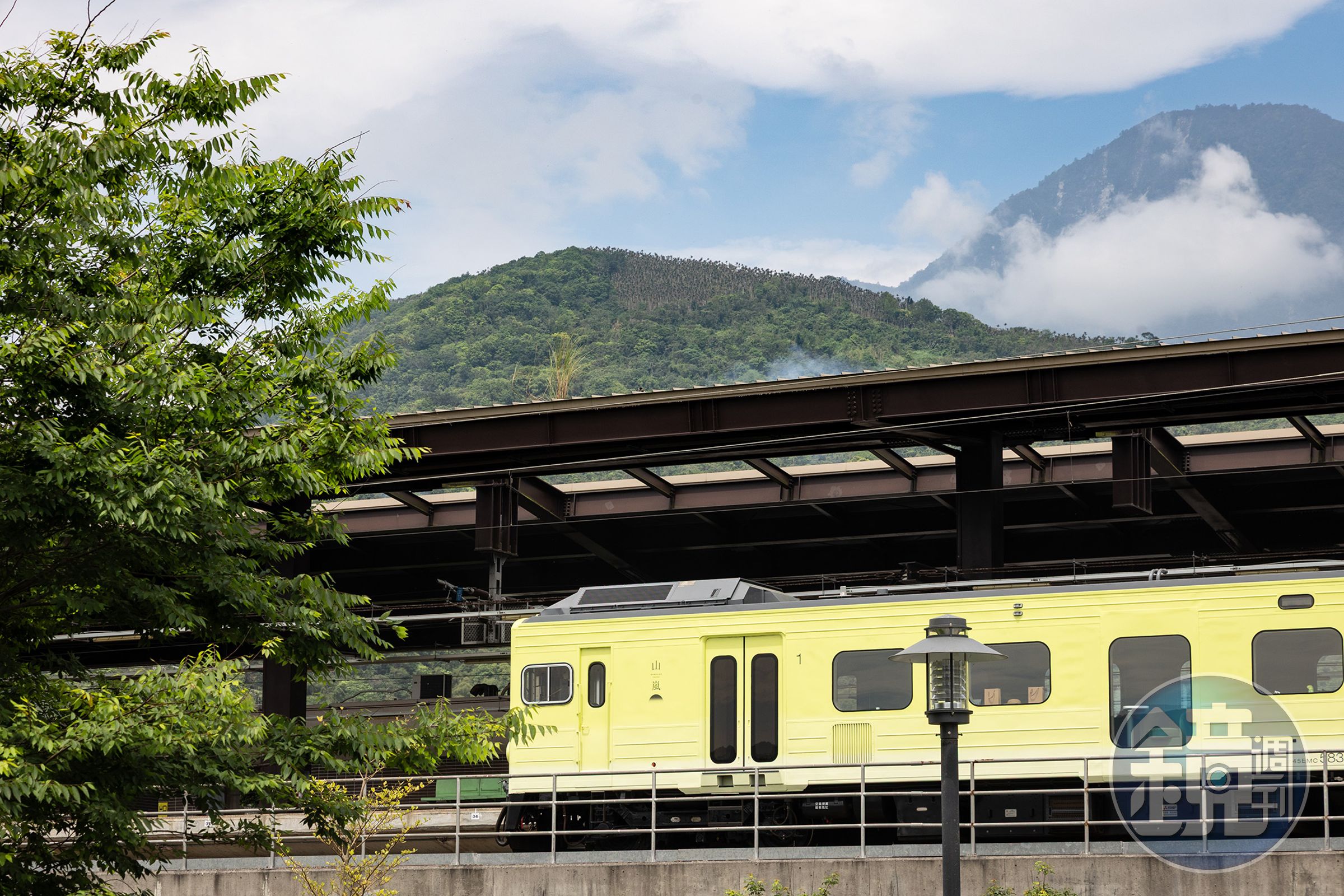 山嵐號停靠在壽豐站時，別忘了捕捉列車與背後連綿山峰的壯闊美景。