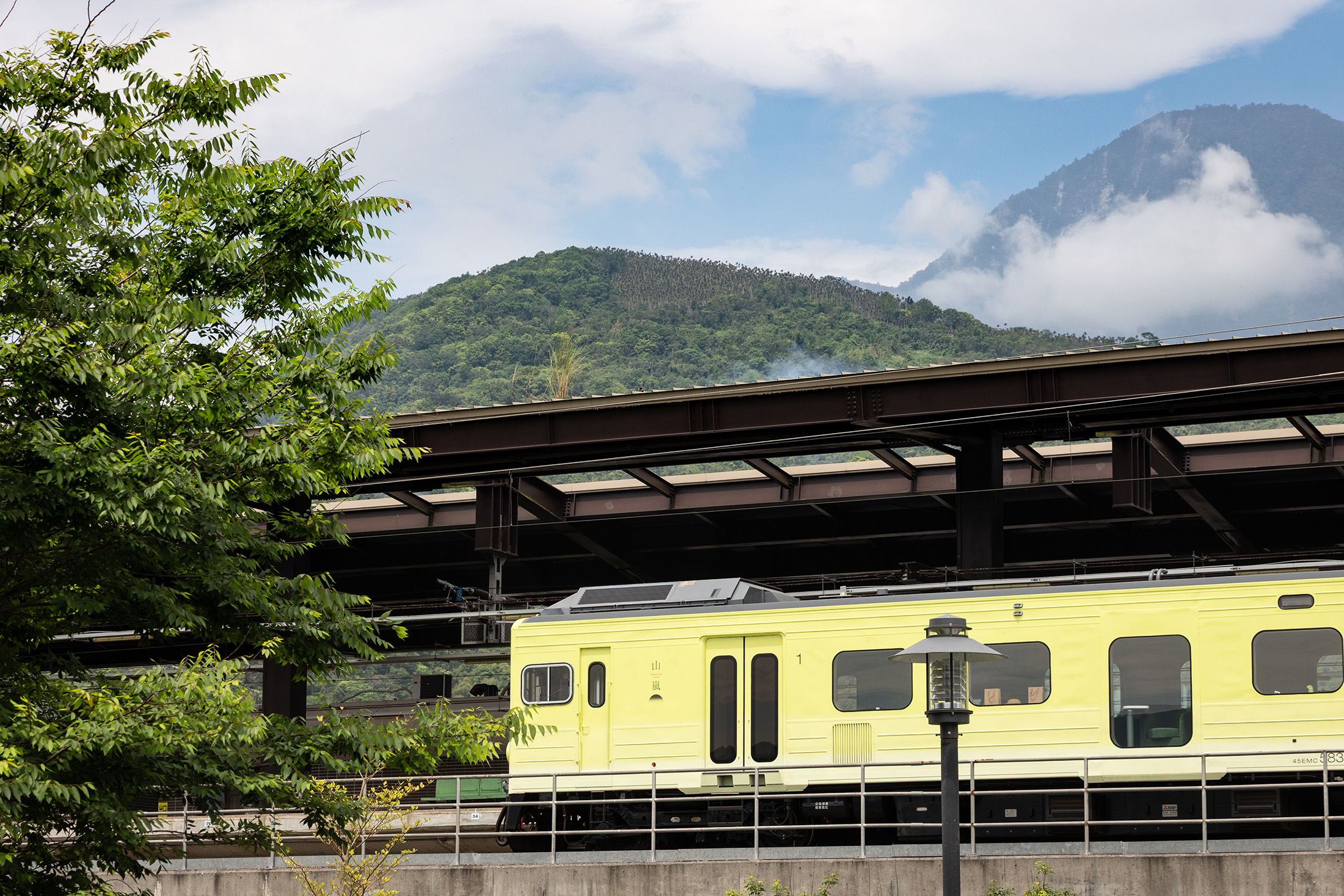山嵐號停靠在壽豐站時，別忘了捕捉列車與背後連綿山峰的壯闊美景。