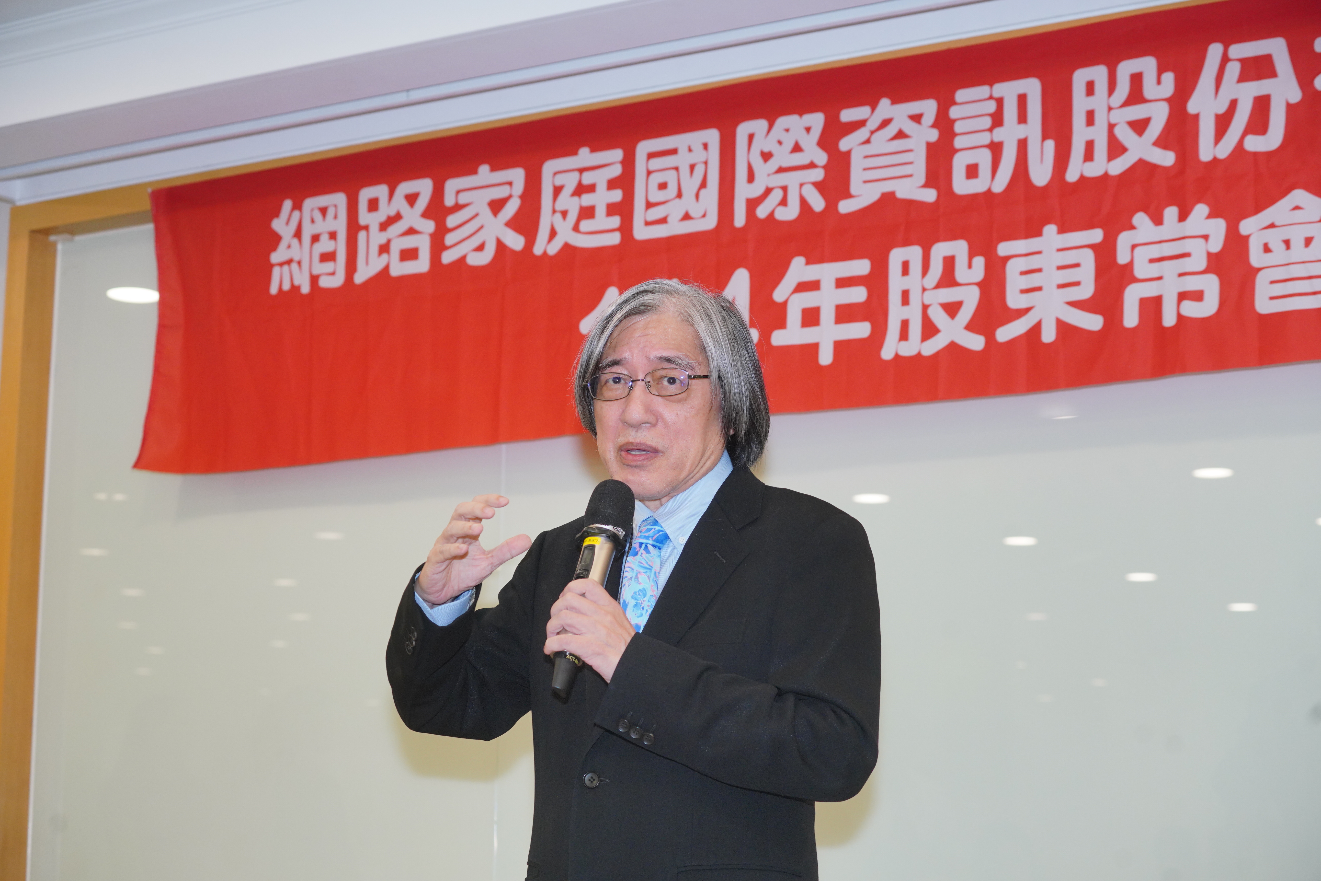 網家董事長詹宏志對內外電商競爭，多次以「小心翼翼」來形容。