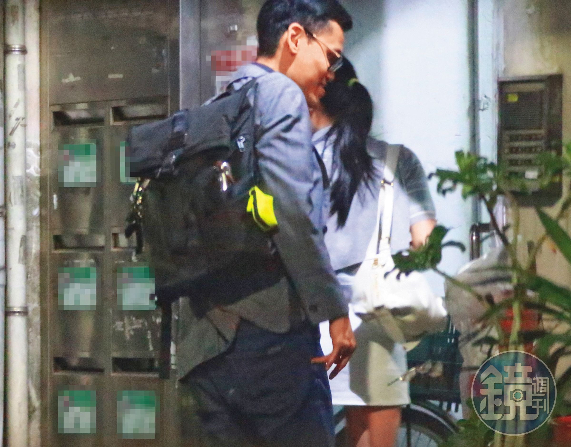 4/30，21：58，同樣是吳女先進自家，張軒銘隨後跟著進去，看來熟門熟路。