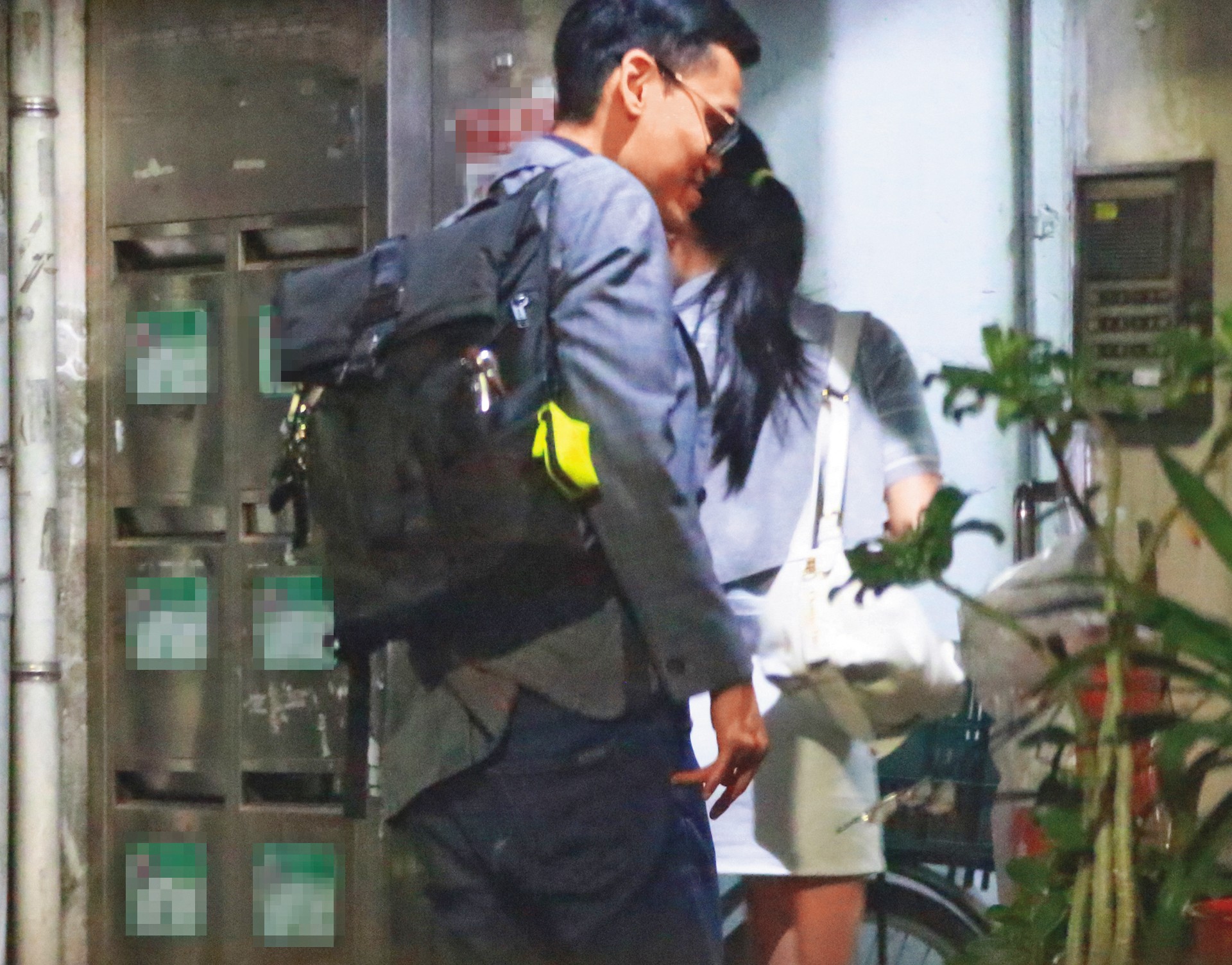 4/30，21：58，同樣是吳女先進自家，張軒銘隨後跟著進去，看來熟門熟路。