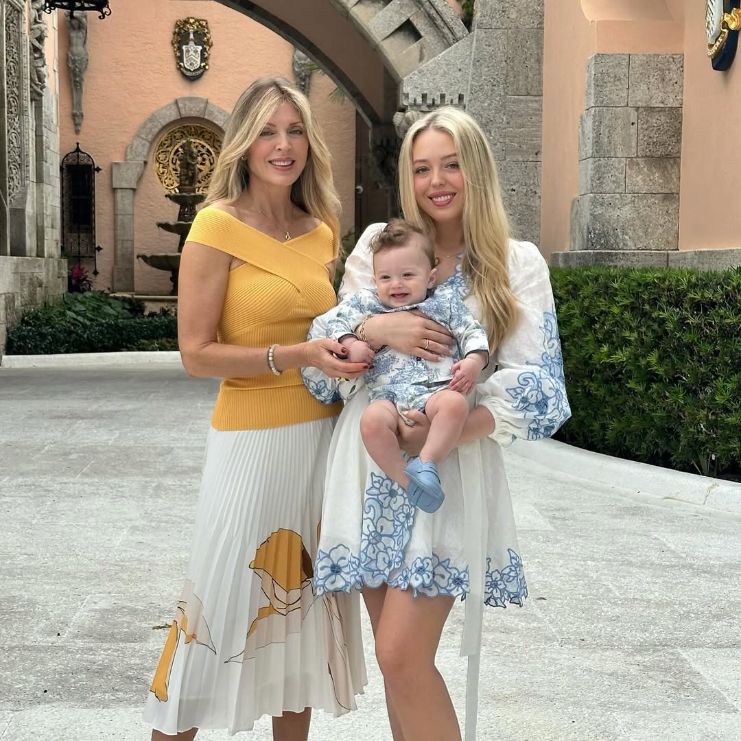蒂芬妮抱著亞歷山大，與母親梅普爾斯合照。（翻攝tiffanytrump IG）