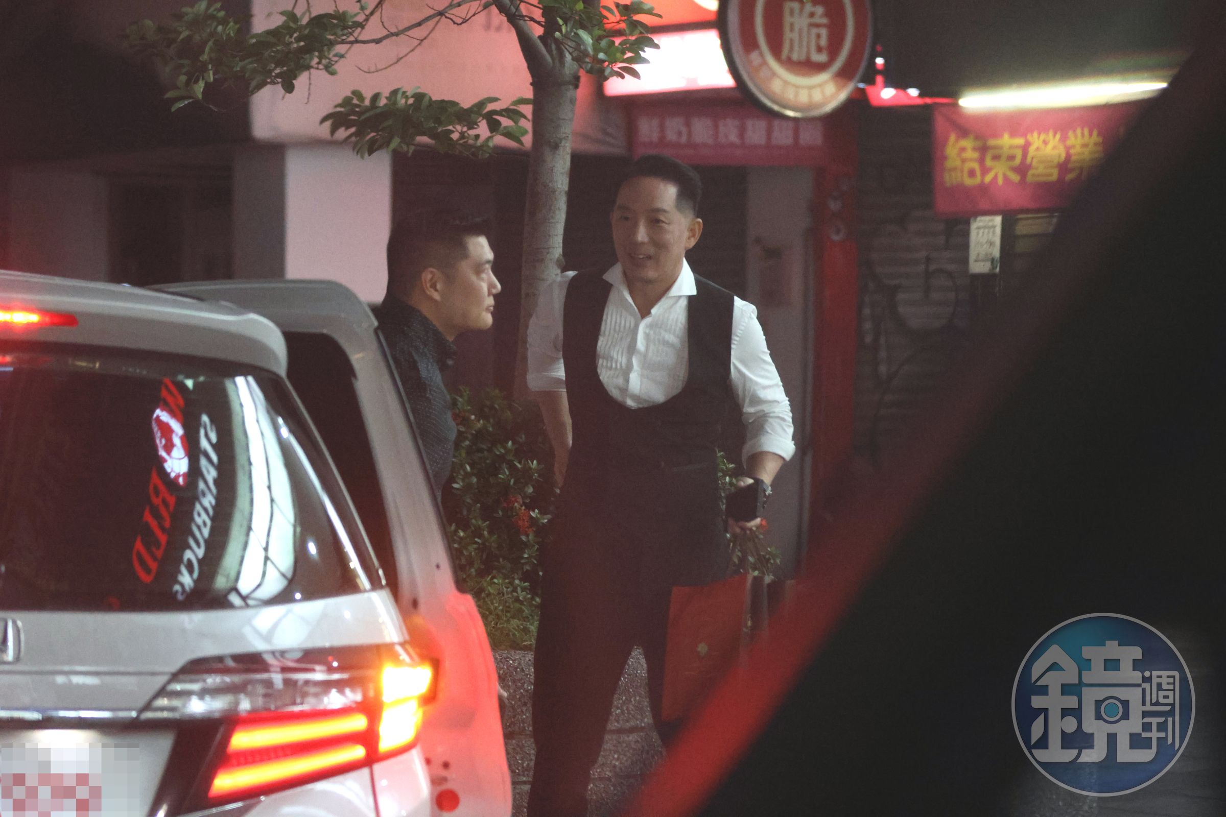 徐子翔（右）雖然忙裡忙外，但可見新婚喜悅。