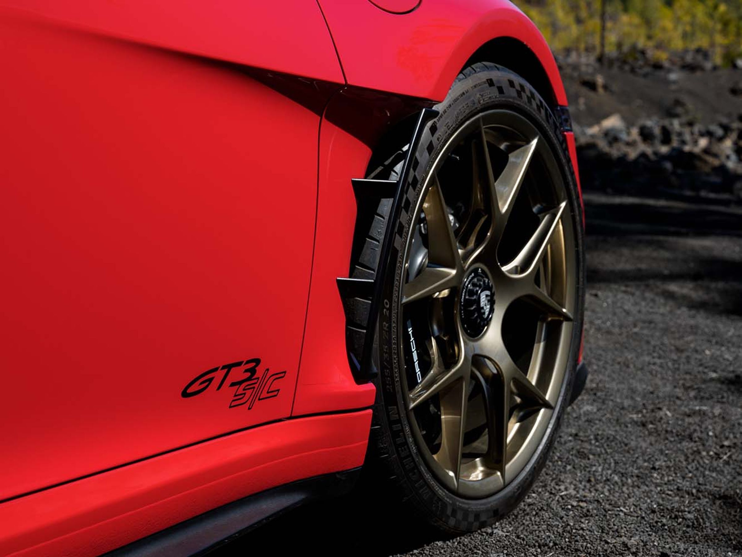 GT3 S/C 承襲了 911 S/T 專屬的前葉子板與車門線條