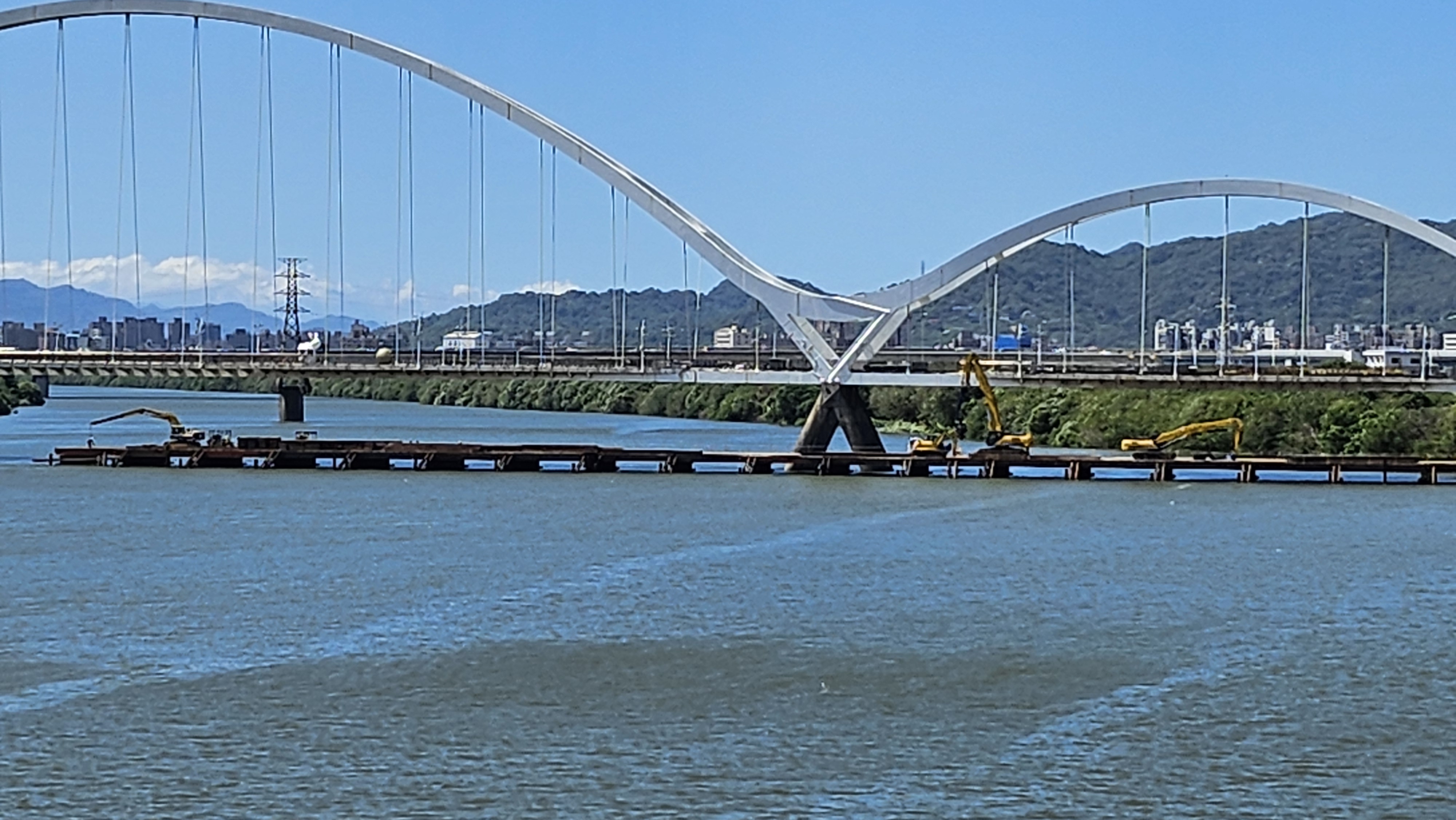 新月橋修復工程正在施作工作平台及橋梁支撐工程。（新北高灘處提供）