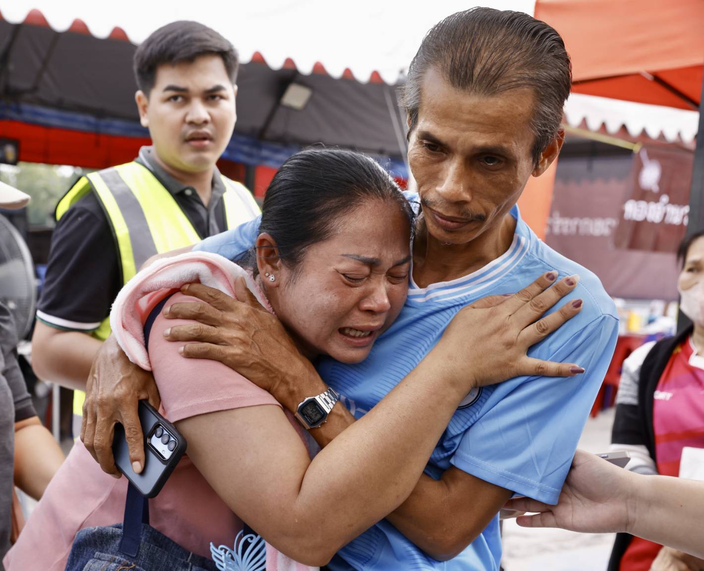 泰國大樓倒塌傷亡慘重，倒塌大樓約有40名工人仍受困，家屬現場求助救難隊，場面哀戚。