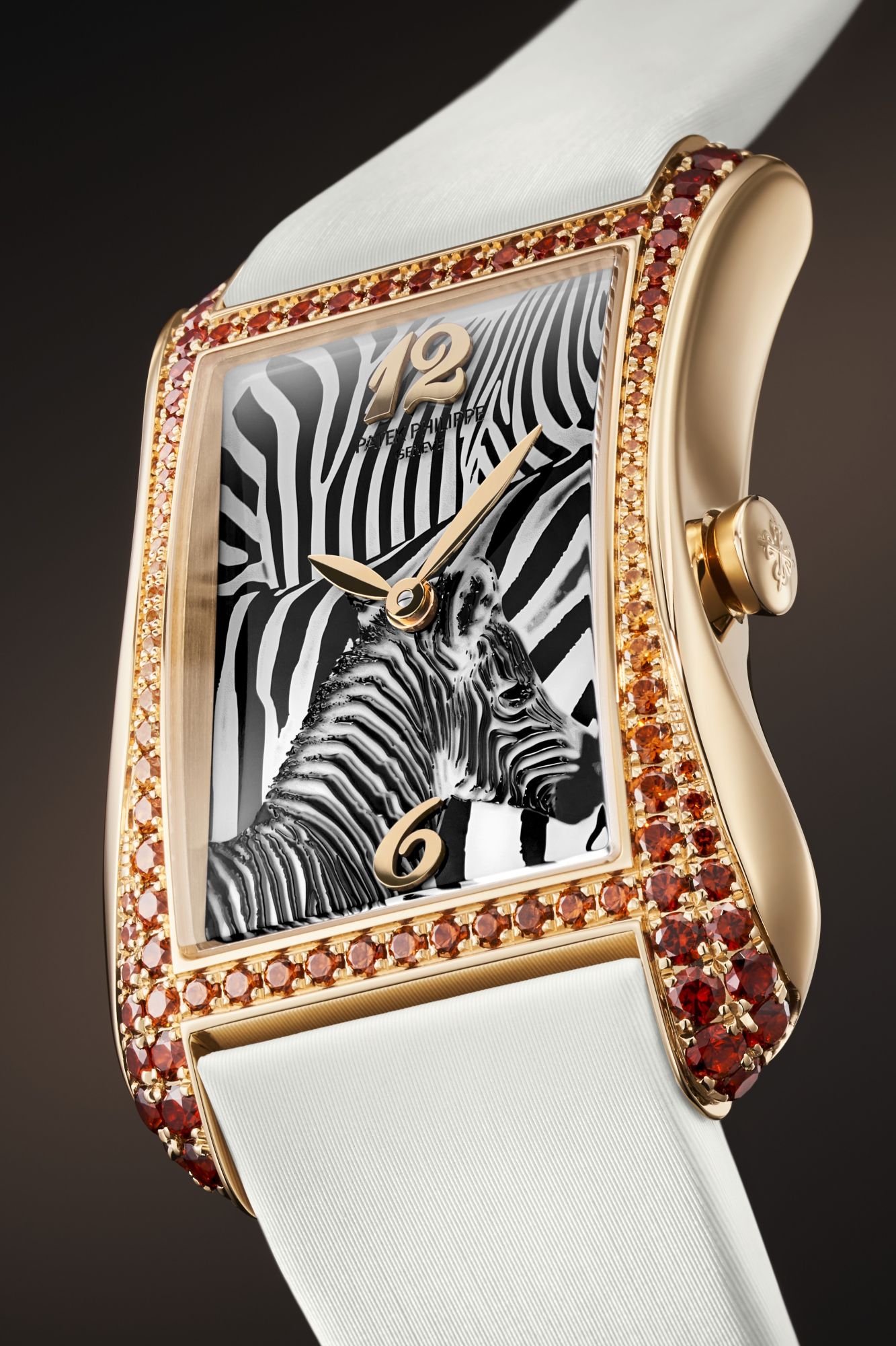 Gondolo Serata Zebra以全新藍寶石水晶錶盤搭配漆藝，展現出品牌女錶少見的狂野一面。