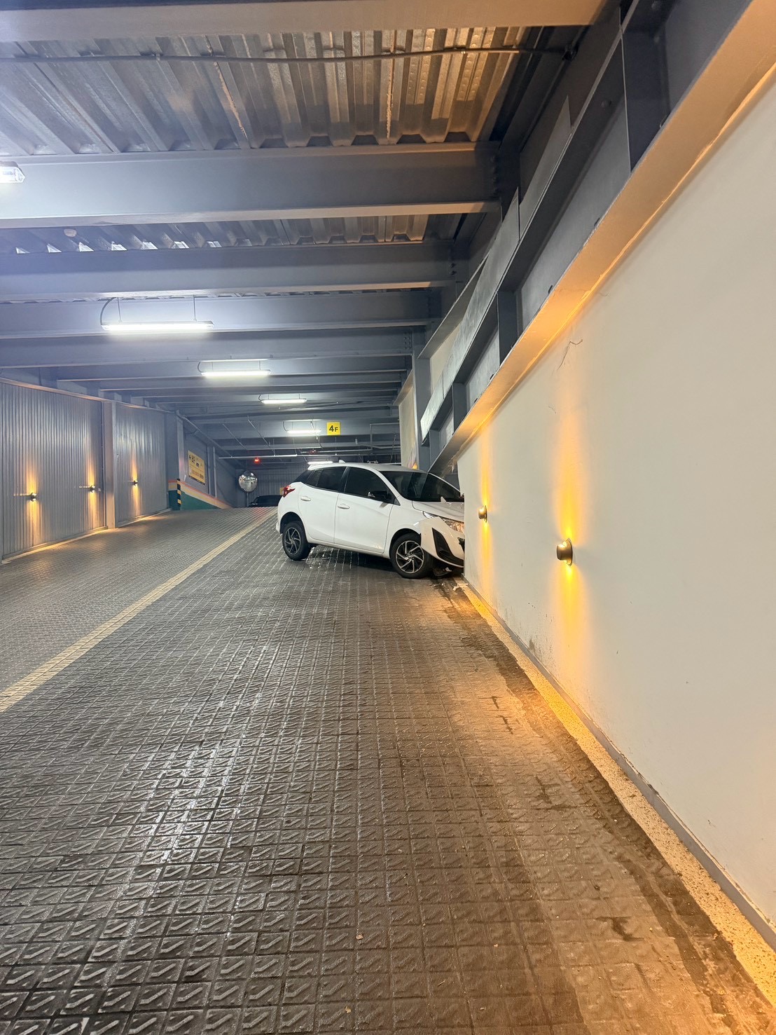 藍男欲駕車駛離商場時，在４樓往３樓的車道上發生事故。（翻攝畫面）