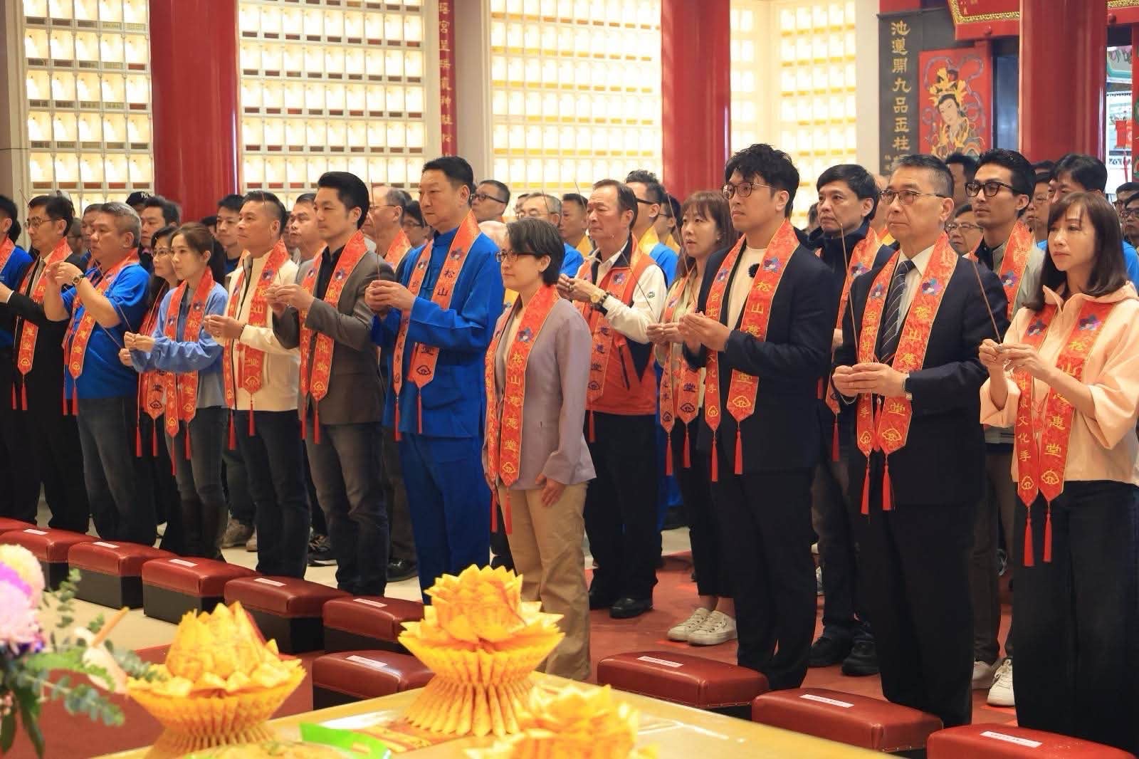 蔣萬安、沈伯洋昨在松山慈惠堂的遶境活動提前同台，引發話題。（翻攝自沈伯洋臉書）