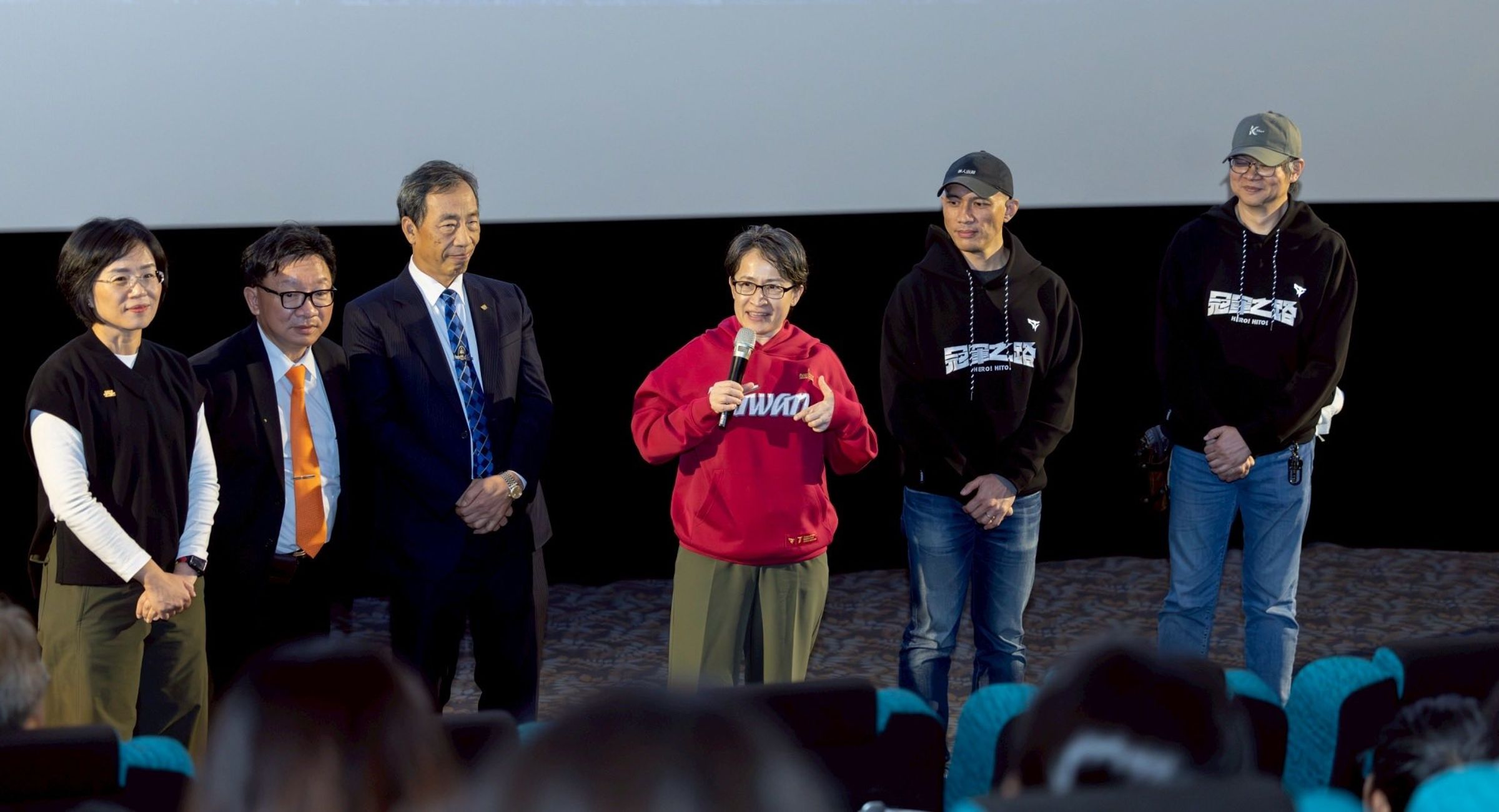 副總統蕭美琴(右三)感謝導演龍男・以撒克・凡亞思(右二)及團隊以《冠軍之路》記錄振奮全臺灣人心的棒球歷史時刻。(翻攝自蕭美琴 Bi-khim Hsiao臉書)