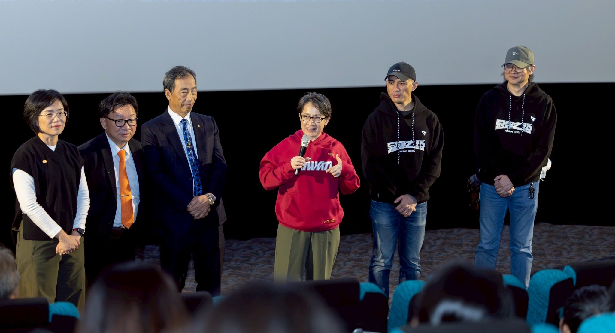 副總統蕭美琴(右三)感謝導演龍男・以撒克・凡亞思(右二)及團隊以《冠軍之路》記錄振奮全臺灣人心的棒球歷史時刻。(翻攝自蕭美琴 Bi-khim Hsiao臉書)