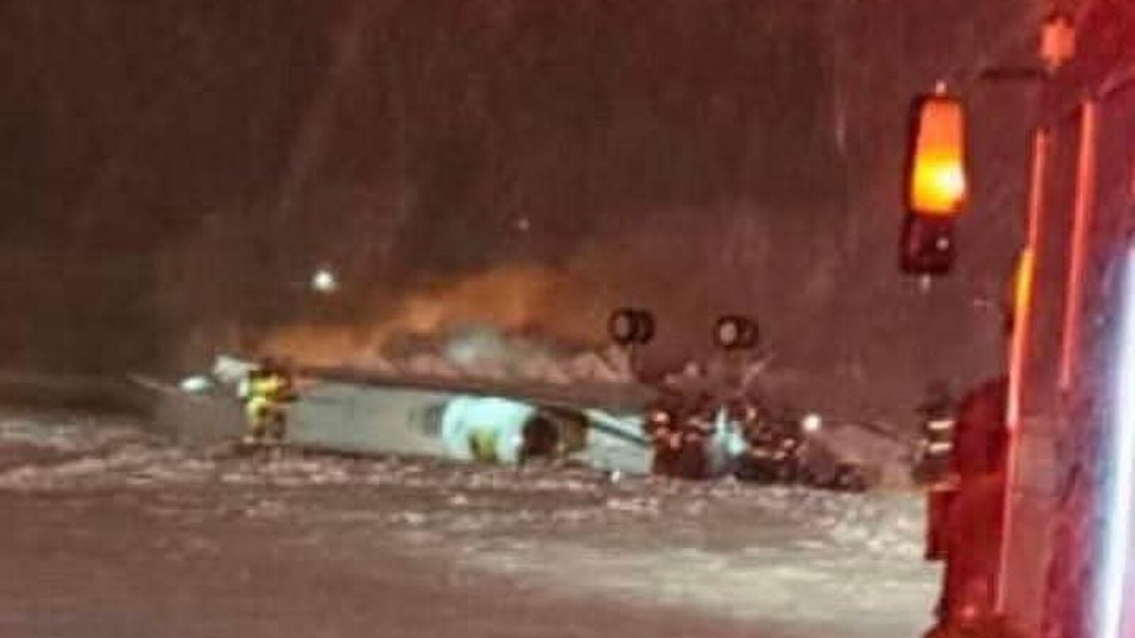 一架私人商務噴射機在惡劣天候下起飛時不幸墜毀。（翻攝自X）