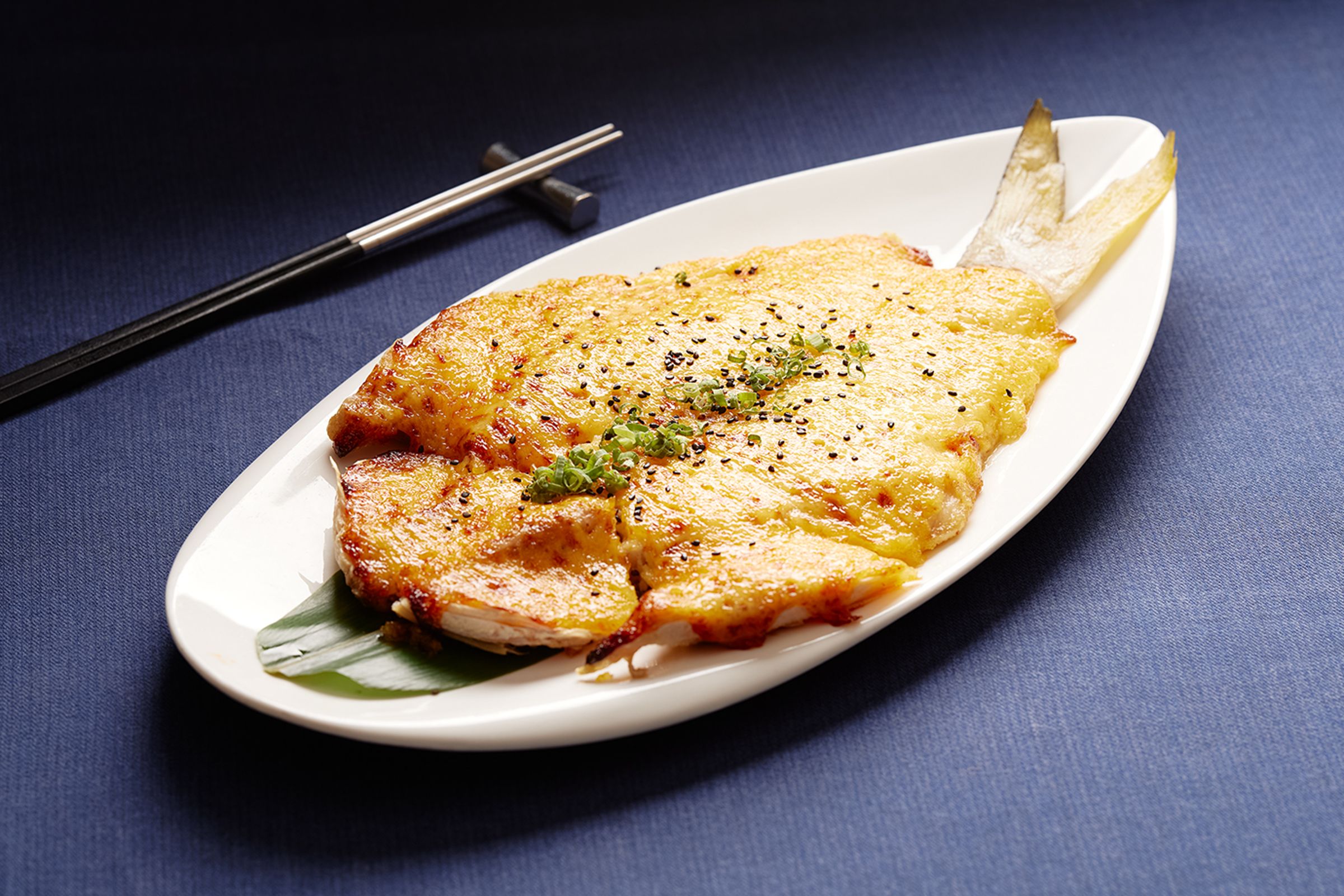 結合台式燒烤風味的「海膽焗烤野生午仔魚」。（2,880元／份）（凱華樓提供）