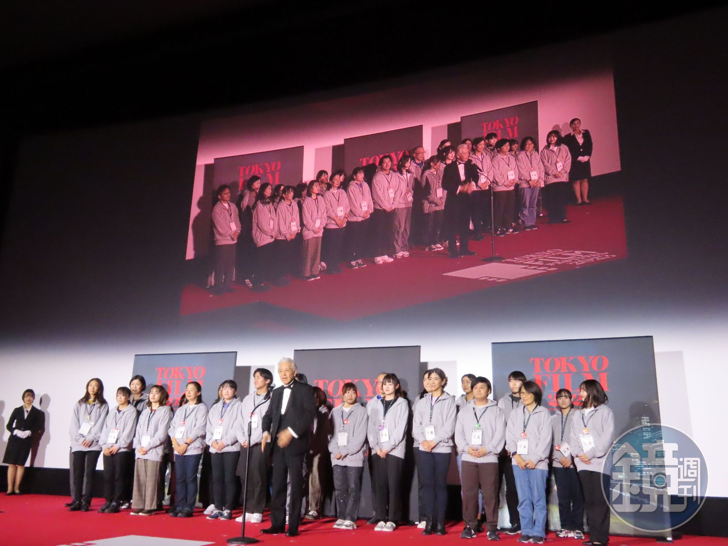 東京國際影展主席安藤裕康(中)介紹影展的義工並表達感謝。