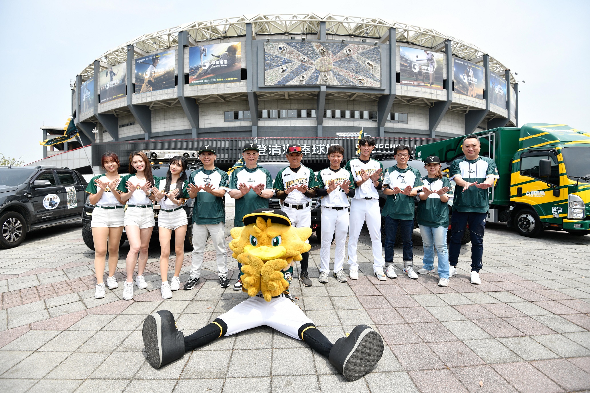澄清湖棒球場前正式宣吿台鋼雄鷹來啦!