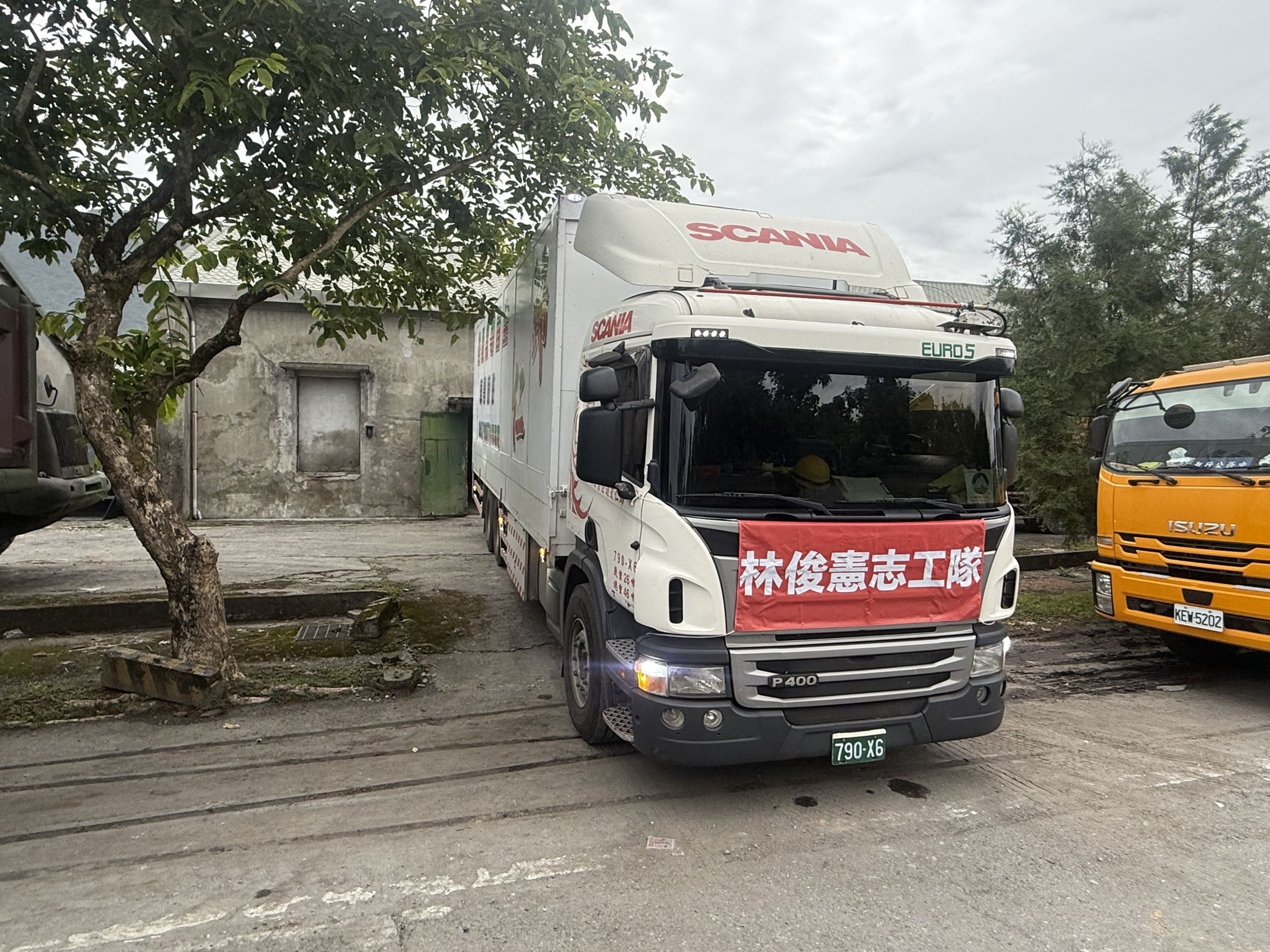 林俊憲發文表示，「花蓮，我們到了！」感謝台南鄉親，他已將大家的愛心都送到花蓮了。（翻攝自臉書@林俊憲）