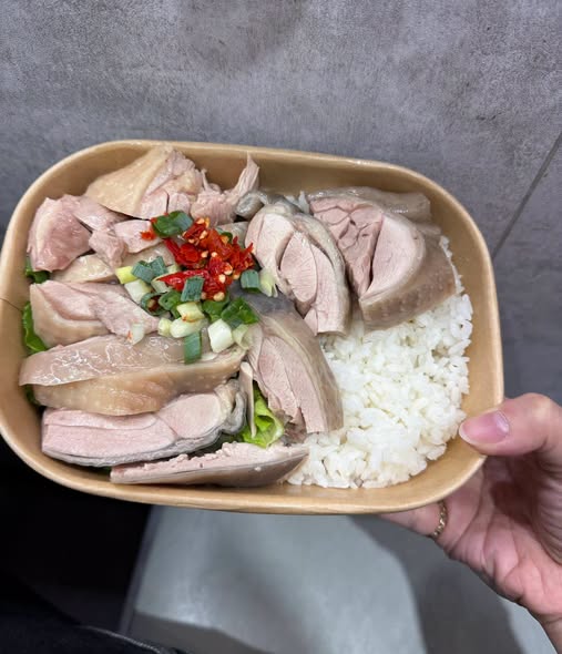 網友自製的錢都油雞便當,許願錢都開賣「油雞腿飯」。(取自Tigerdog/老虎狗臉書)