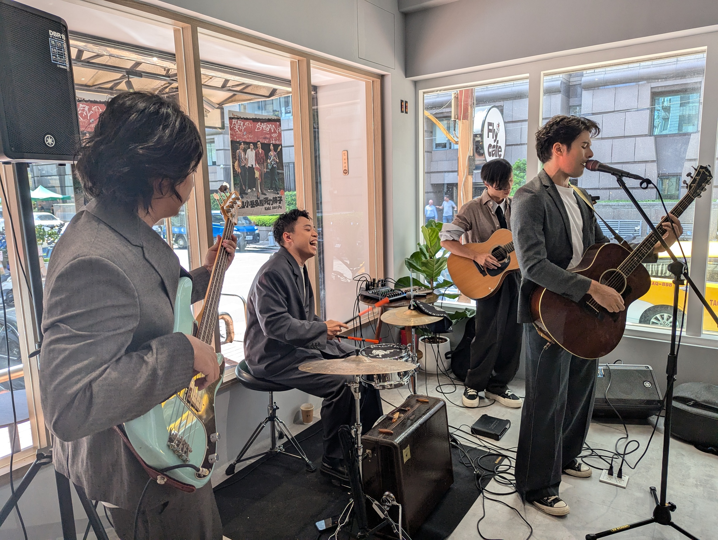 鳳小岳組樂團「鳳小岳&壓克力柿子」成團半年，喊話歡迎尾牙來找。（硬柿子工作室提供）