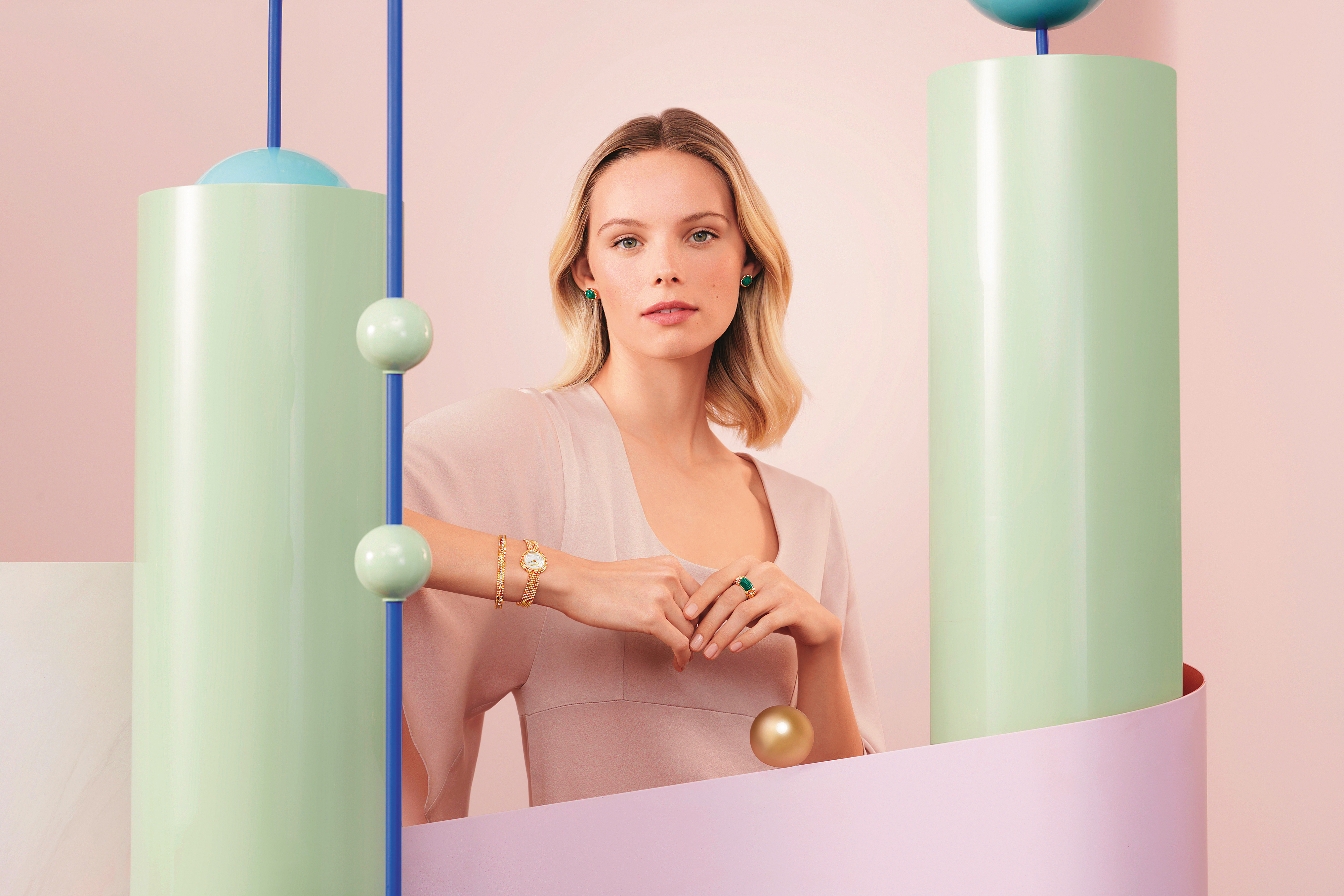 Perlée系列在圓弧間延伸出不同表情，猶如一位風情百變的優雅女伶。（梵克雅寶提供）