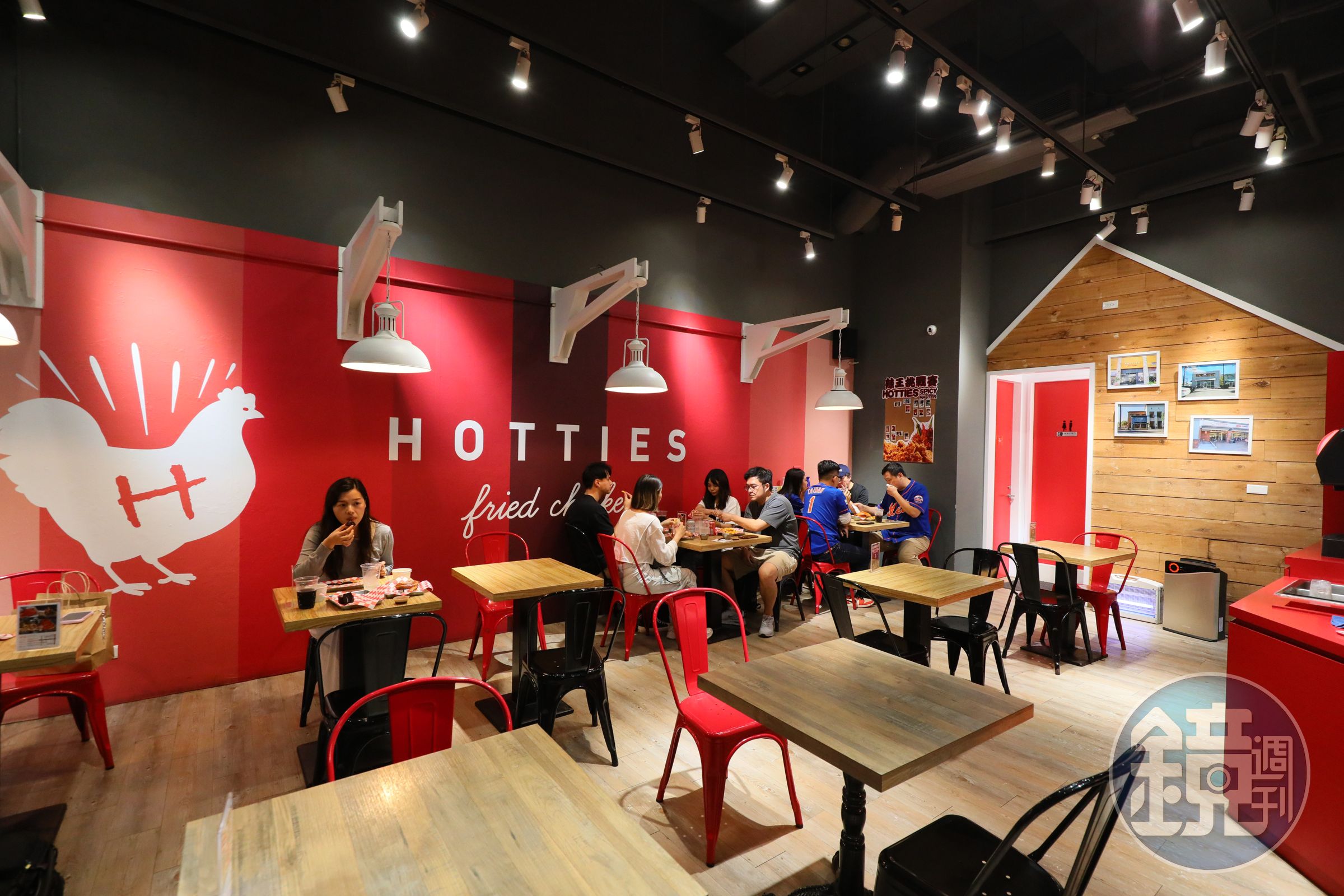 Hotties內用空間寬敞適合朋友聚餐,店內還能參加辣王挑戰賽,挑戰成功能獲得獎金。