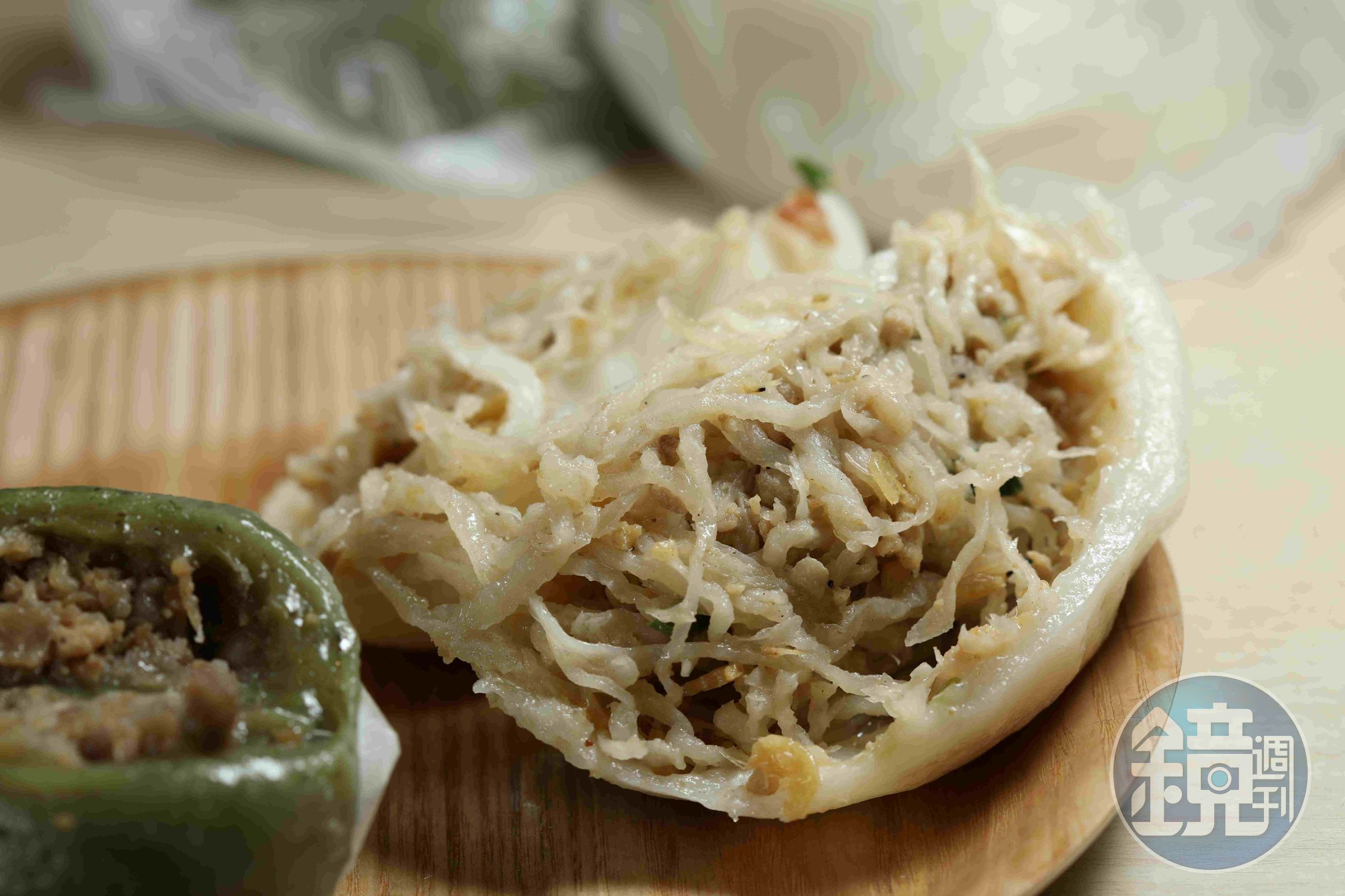 三角店的「菜包」,內餡是蘿蔔絲混合蔥蒜、香菇、豬肉、蝦米等多種材料拌炒而成。(40元/個)