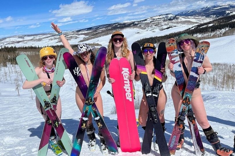 姐姐妹妹「彈出來」！2000裸女將聚集滑雪場，一絲不掛大解放。（翻自《每日星報》）