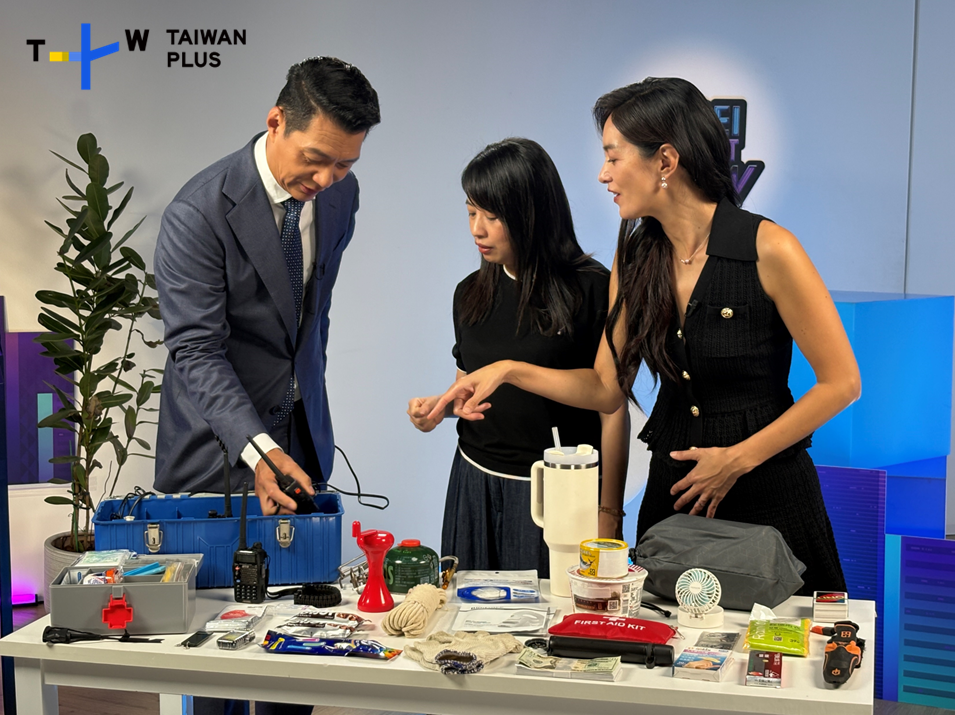 《The Taipei Tonight Show》主持人聶雲(左起)與《零日攻擊》製作人鄭心媚、演員Janet正在比賽挑選逃難包品項。(TaiwanPlus提供)