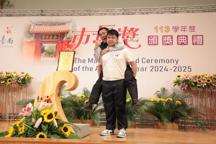 黃偉哲不論是揹學生，或被學生揹起來，樣樣都展現高配合度。（台南市政府提供）