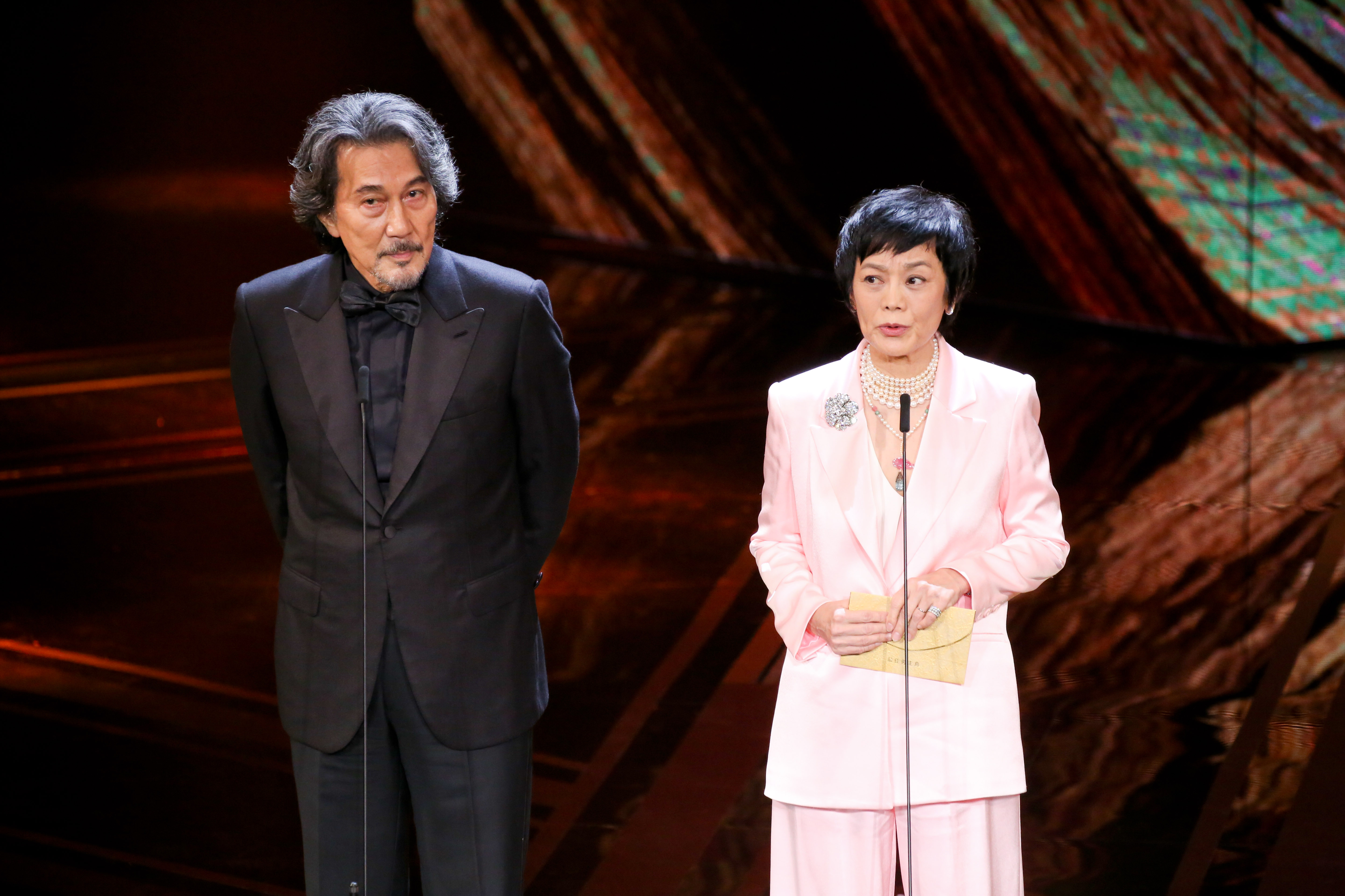 役所廣司（左）與張艾嘉一起頒發最佳男主角獎項。