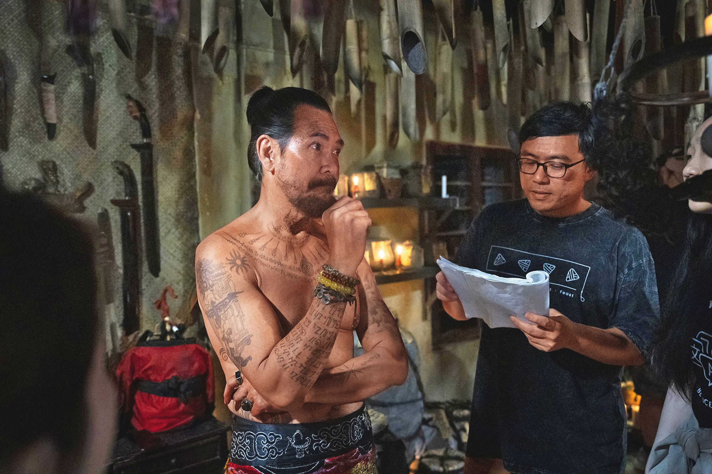 導演廖士涵（右）與飾演「林法師」的印尼華裔演員Ferry Salim（左）在現場討論。（華影提供）