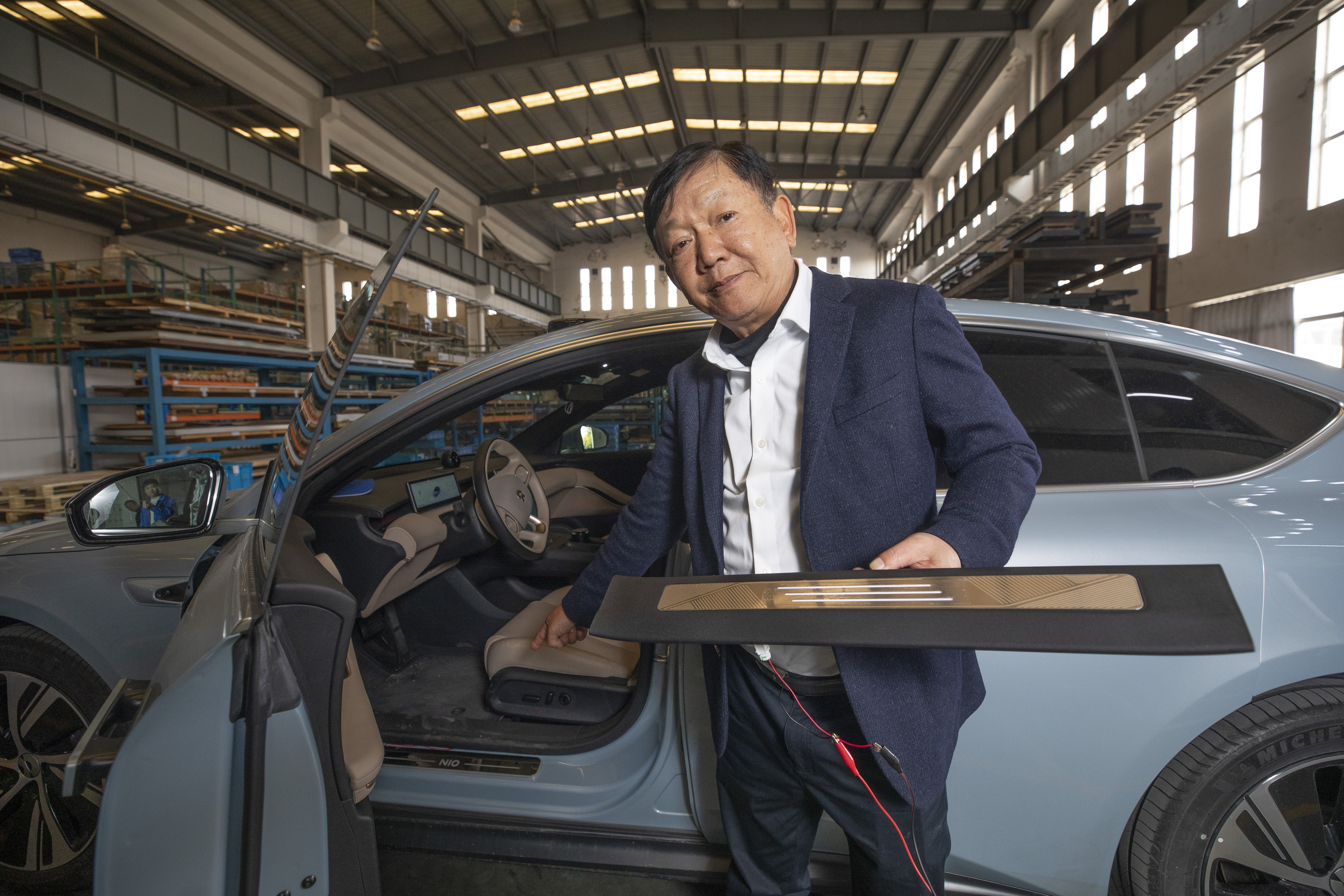 陳鏗勝是汽修科班出身，他研發出全世界第一個LED迎賓踏板，還靠它打入日本三大車系供應鏈。