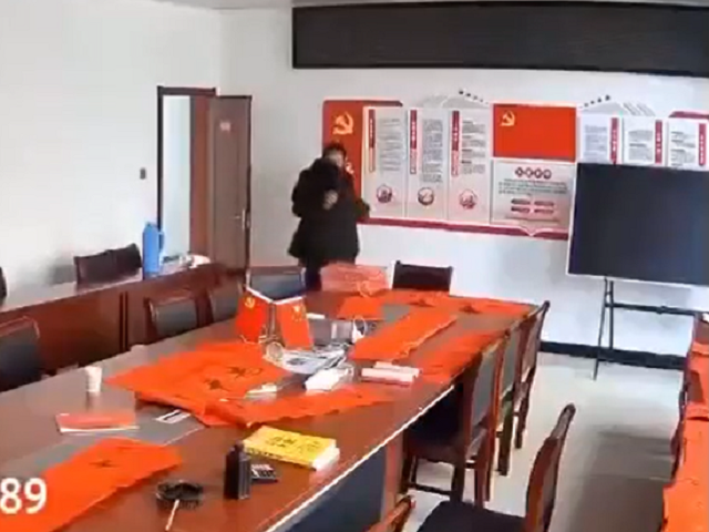 中共黨員脫下衣物加油幹！辦公室熱愛，男主角這動作被網友讚「專業」。（翻自X平台）