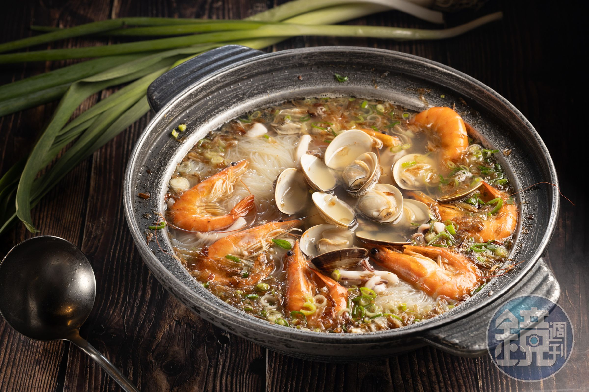 招牌必點的「海味海鮮米粉鍋」以鮮味無添加滿足饕客。（350元／中份）