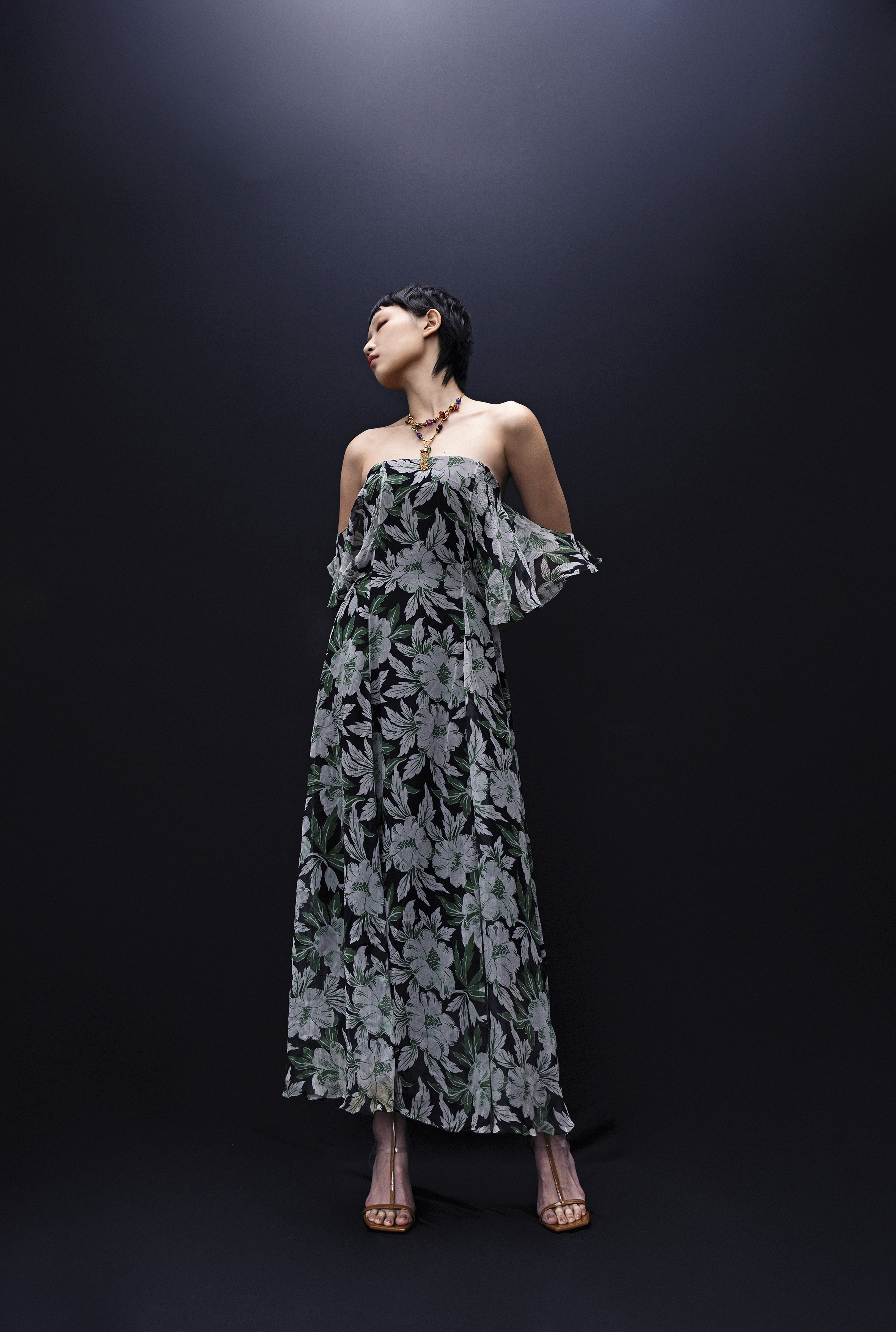 綠色真絲洋裝 NT$156,000 by LOEWE／V2025漆皮涼鞋 NT$49,000 by VERSACE／復古金造型項鍊 價格店洽 by Chloé