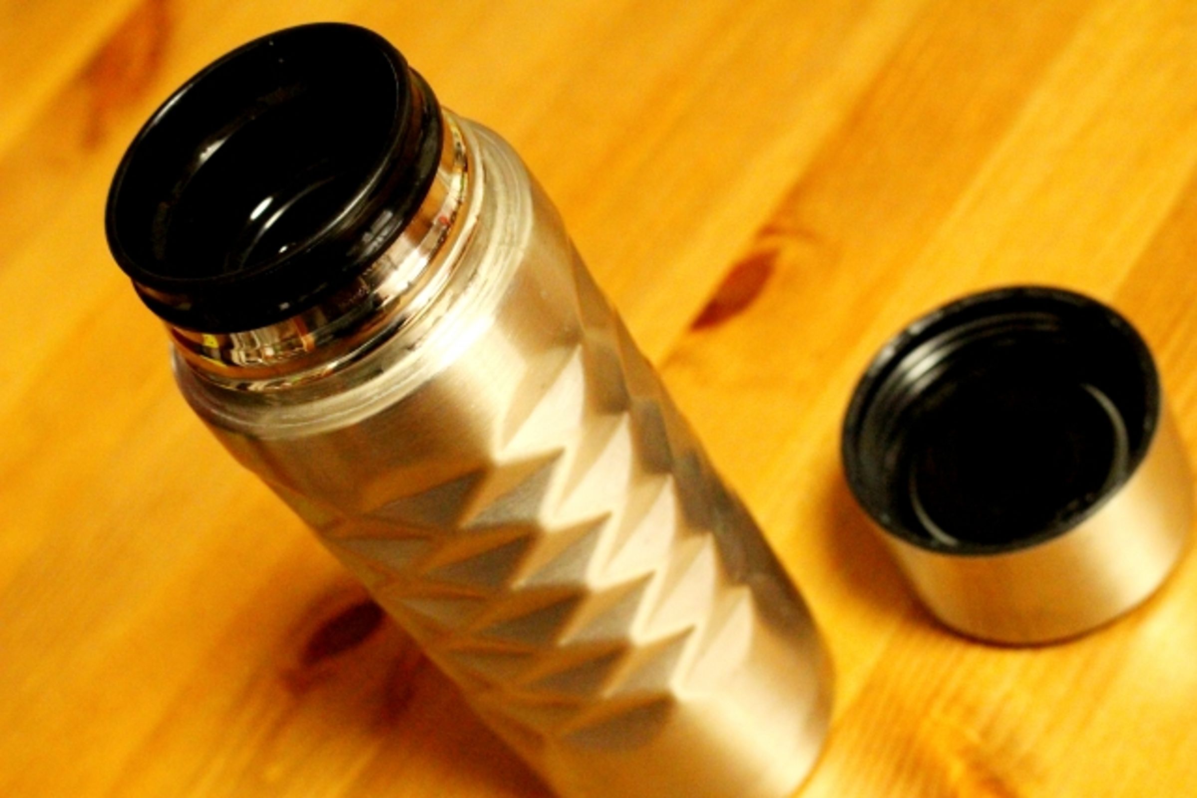 大家習慣用的保溫杯,若將「4種飲品」裝進瓶中,恐是在養細菌。示意圖。(翻攝自photoAC)