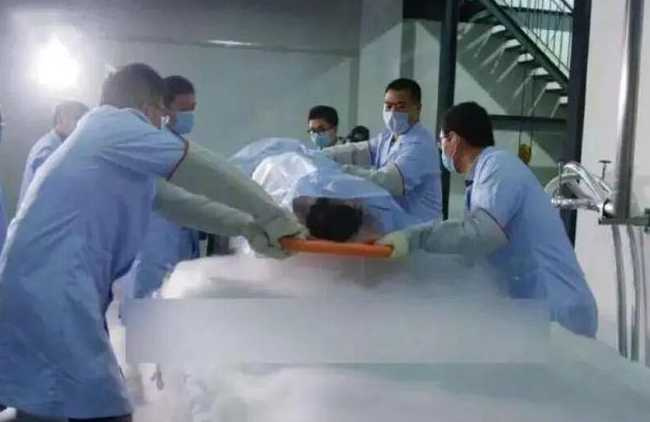 展文蓮因肺癌辭世後被冷凍保存，丈夫桂軍民堅持守候8年，盼科學奇蹟讓愛重生。（翻攝自微博）