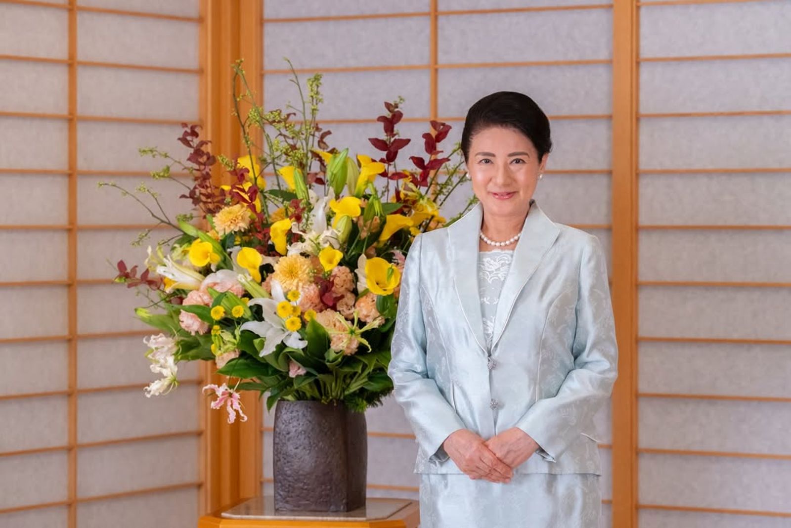 雅子皇后在花卉旁以淡藍套裝亮相,端莊雅緻。(翻攝kunaicho_jp IG)