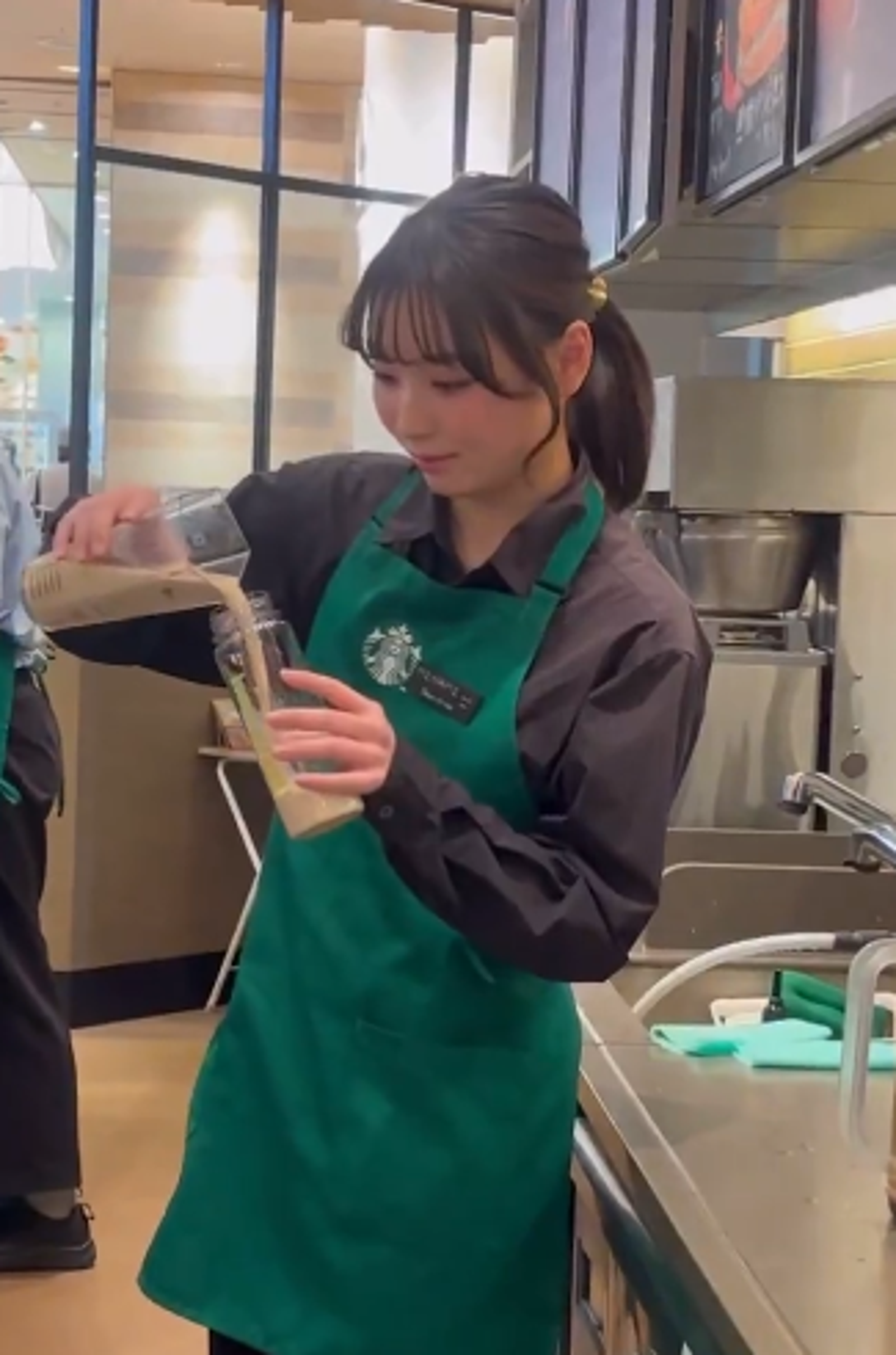 日本最美星巴克店員「畢業」 離職宣言引5千萬人暴動