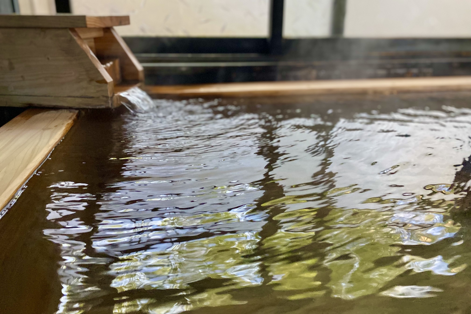 日本人非常喜歡泡溫泉、錢湯(公共澡堂),大多都是全裸的形式。(示意圖,取自photoAC)