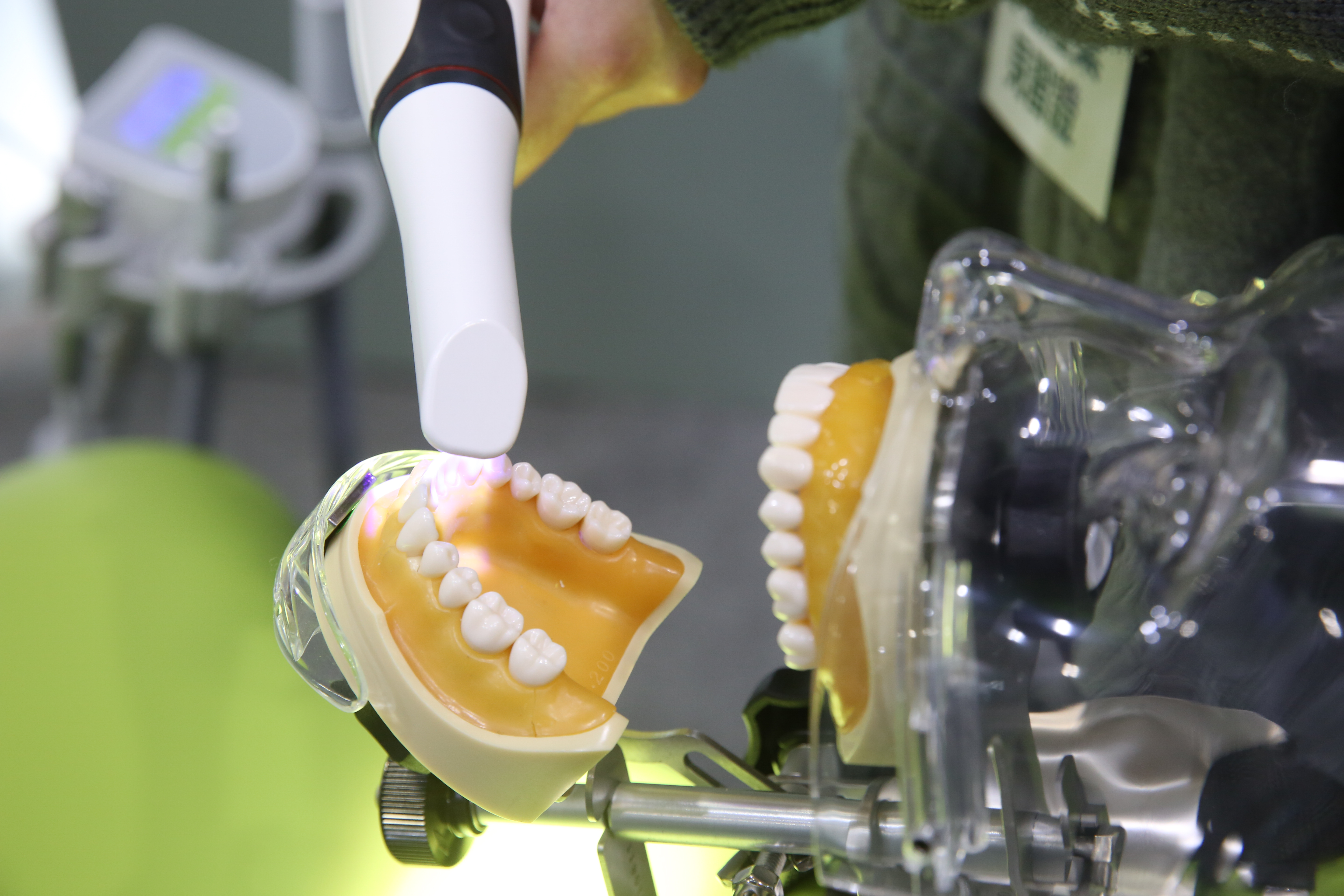 台灣基層牙醫師協會與本土小牙醫聯盟質疑政府對於「波波醫師」的放水政策,呼籲應依法進行審核。(本刊資料照)