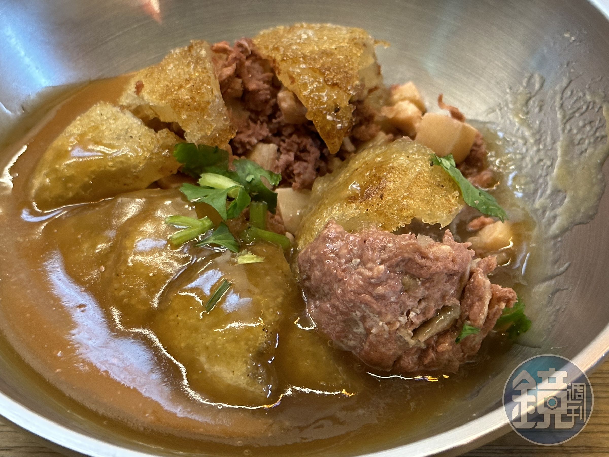 內餡除了肉塊,還有爽脆的筍丁,男生大概要吃兩份肉圓才會飽。