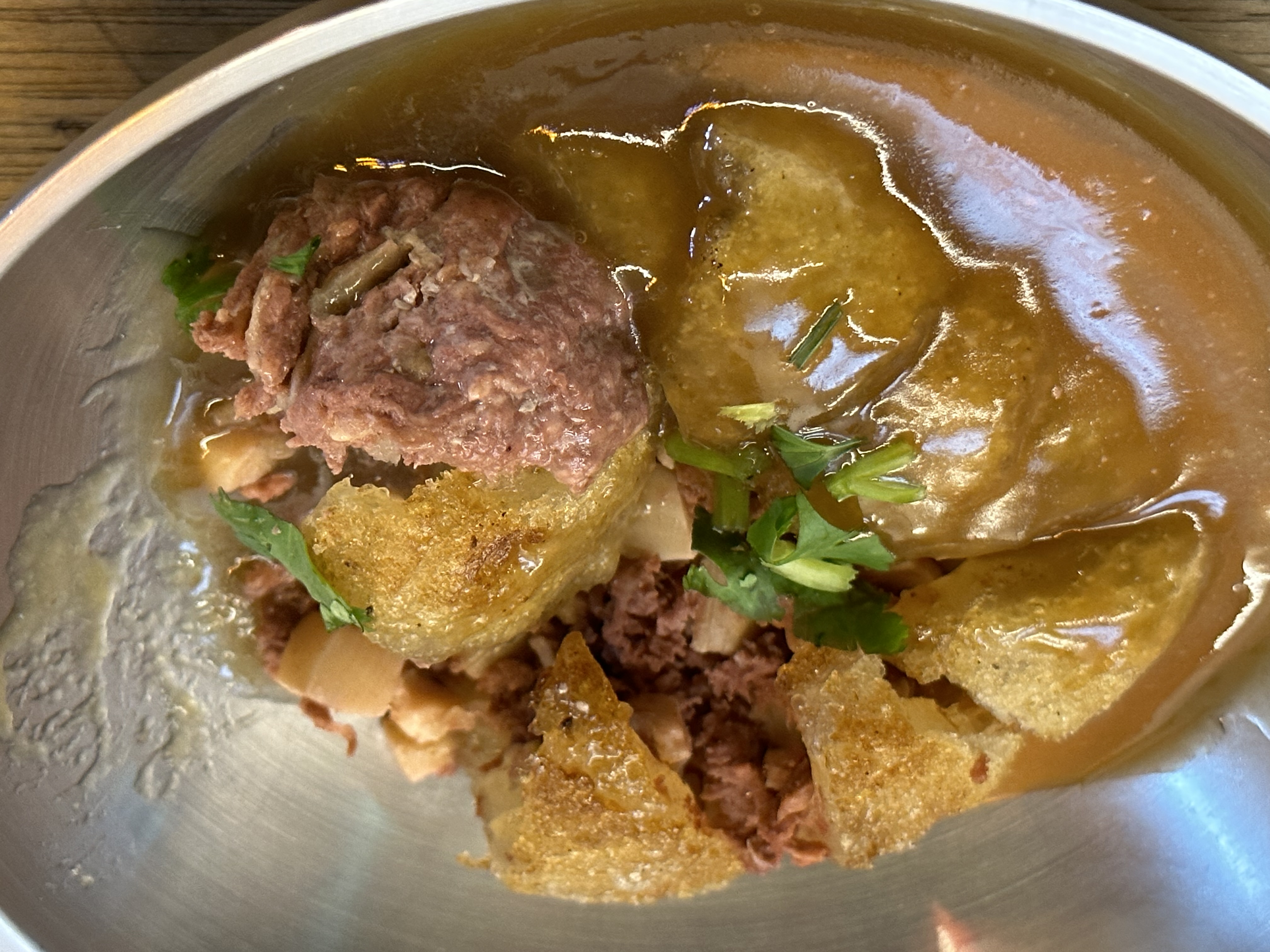 內餡除了肉塊，還有爽脆的筍丁，男生大概要吃兩份肉圓才會飽。