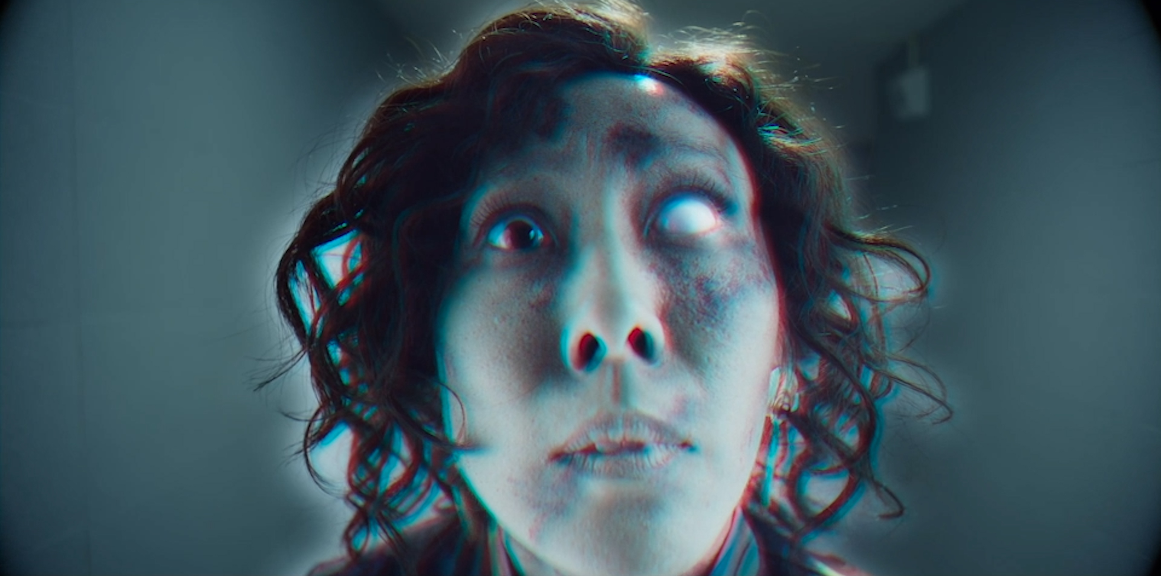 張詩盈在《幸福房屋事件簿》變身女鬼，從門外探頭找人幫忙抓殺人凶手。（逆光電影股份有限公司提供）