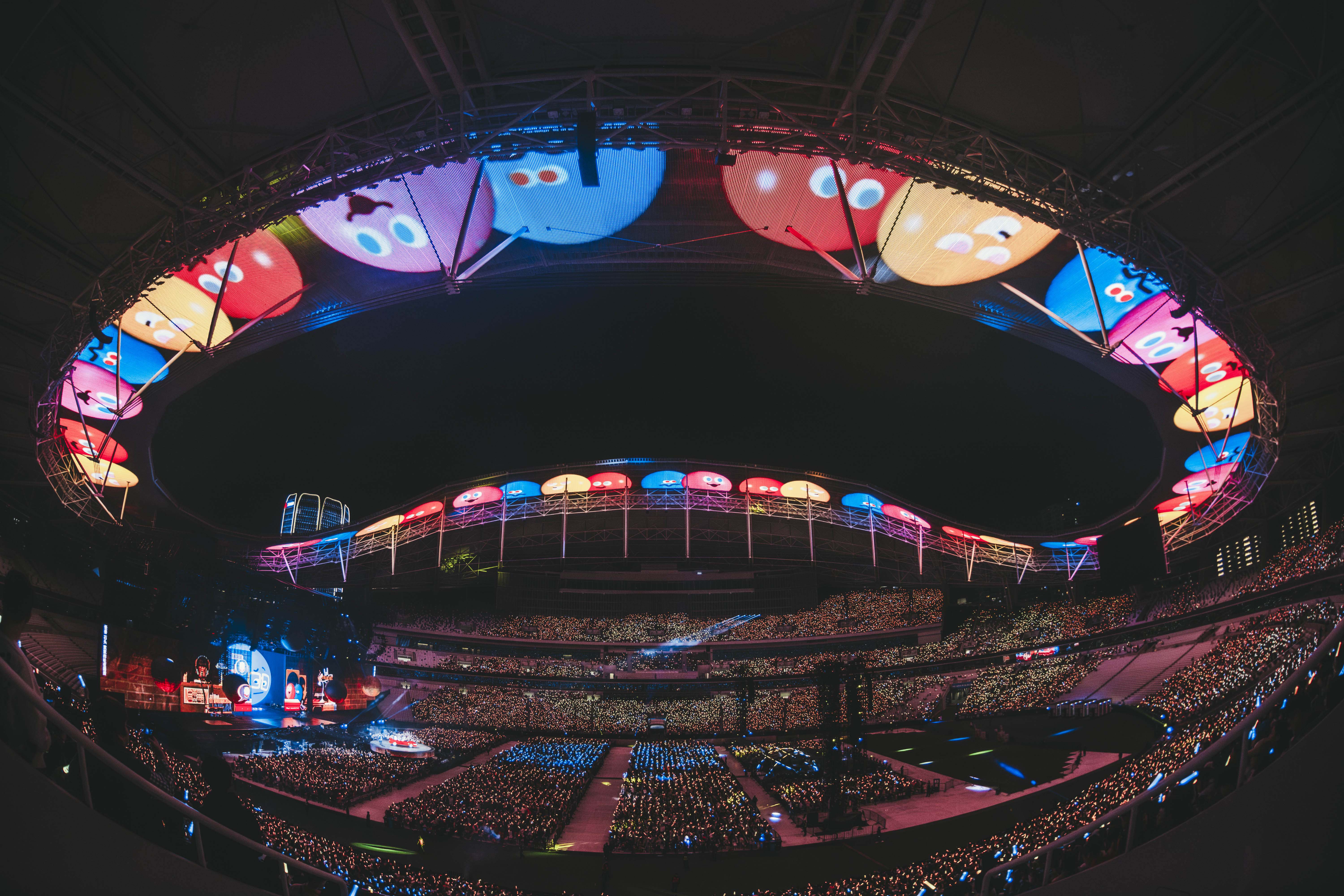 五月天《回到那一天》演唱會在上海體育場的環型天幕，依據不同歌曲設計視覺效果。（相信音樂提供）