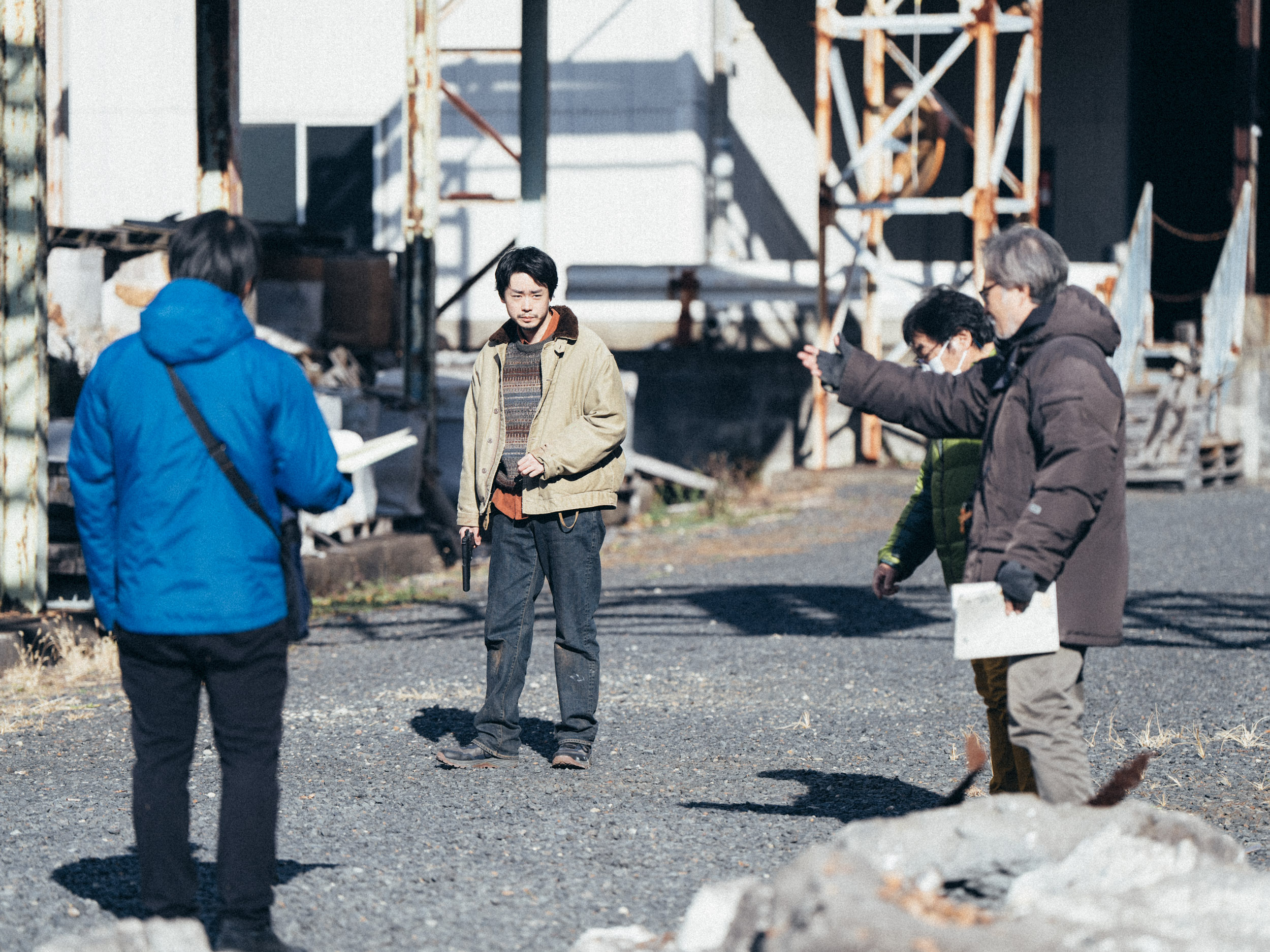 《仇雲殺機》後半部的戲在廢棄工廠拍攝，黑澤清（右一）指導菅田將暉（左二）演出。 （天馬行空提供）