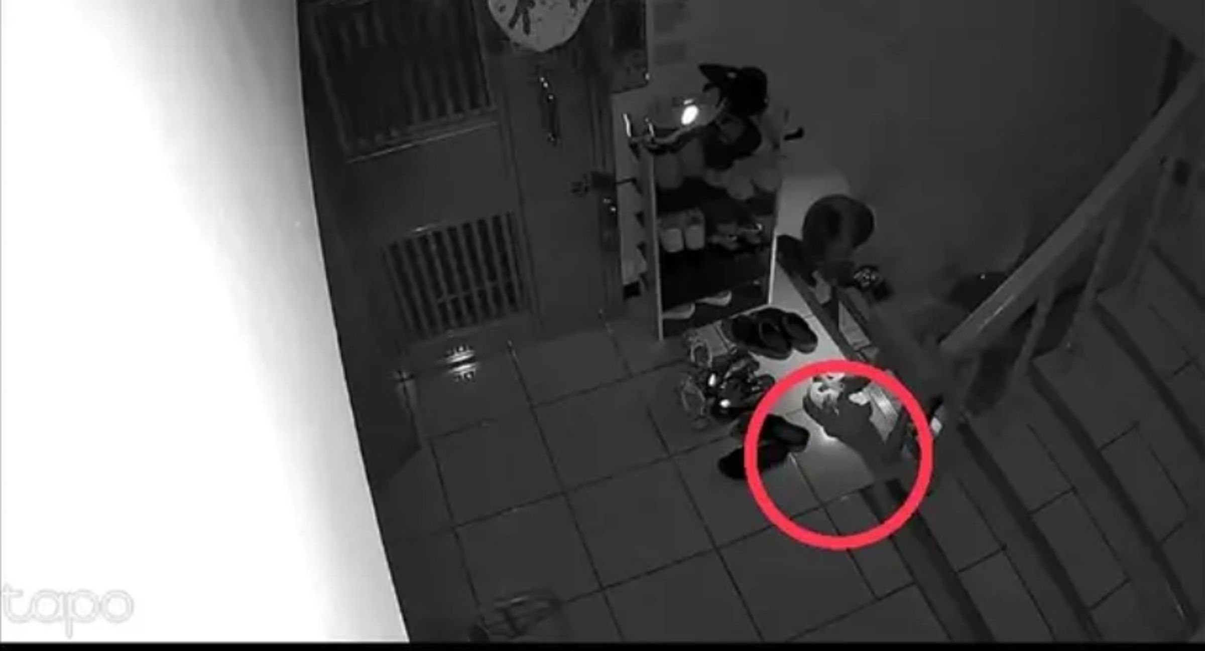 女網友透過監視器畫面錄到陌生男子犯案過程,該名男子不只留下精液,還拿手機拍照留念。(翻攝自Dcard)