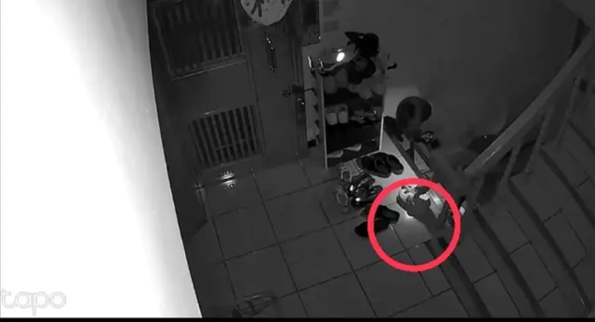 女網友透過監視器畫面錄到陌生男子犯案過程，該名男子不只留下精液，還拿手機拍照留念。（翻攝自Dcard）