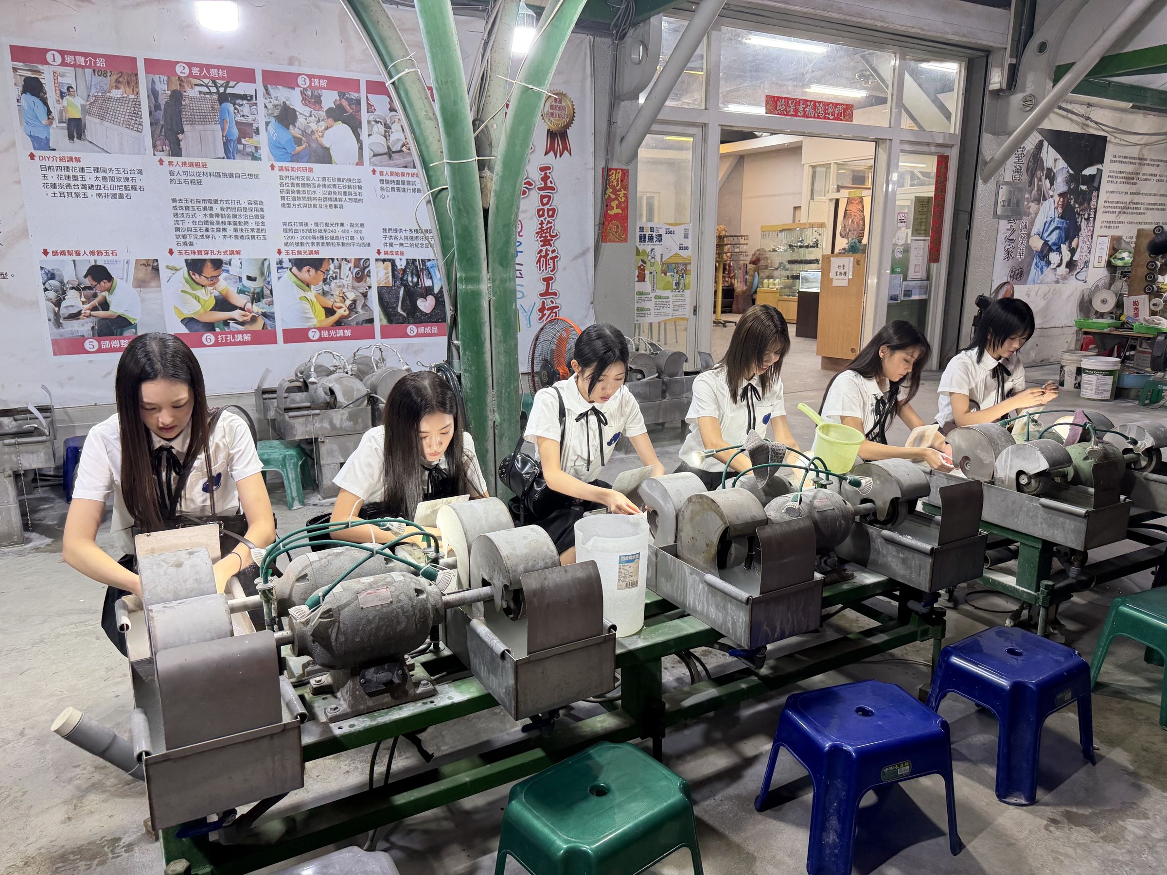 AtHeart趁著短暫的花蓮行程體驗磨玉，親手製作項鏈、吊飾，成員們小心操作機器，完成後開心將作品帶回家。（TITAN CONTENT提供）
