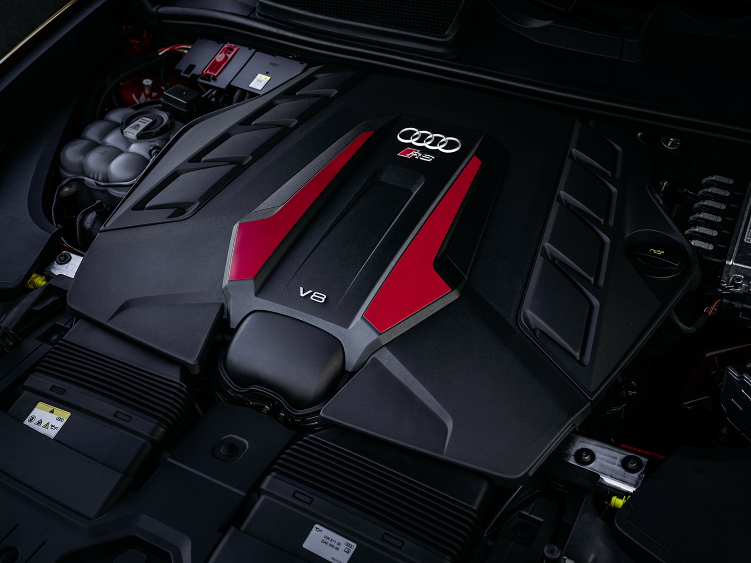 RS Q8 performance 採用深度優化的 4.0 升 V8 缸內直噴雙渦輪增壓引擎與48V 輕型複合動力系統。