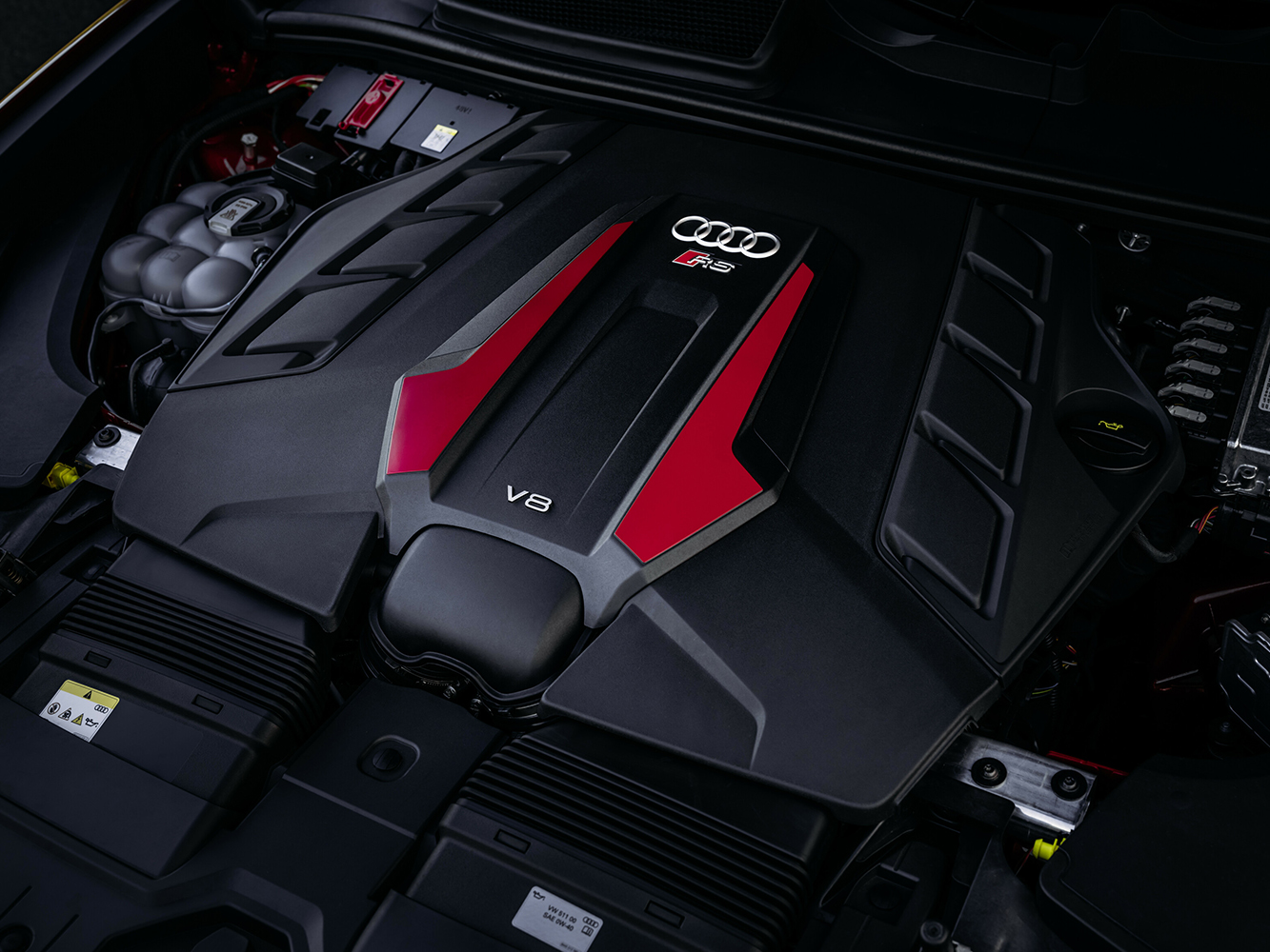 RS Q8 performance 採用深度優化的 4.0 升 V8 缸內直噴雙渦輪增壓引擎與48V 輕型複合動力系統。